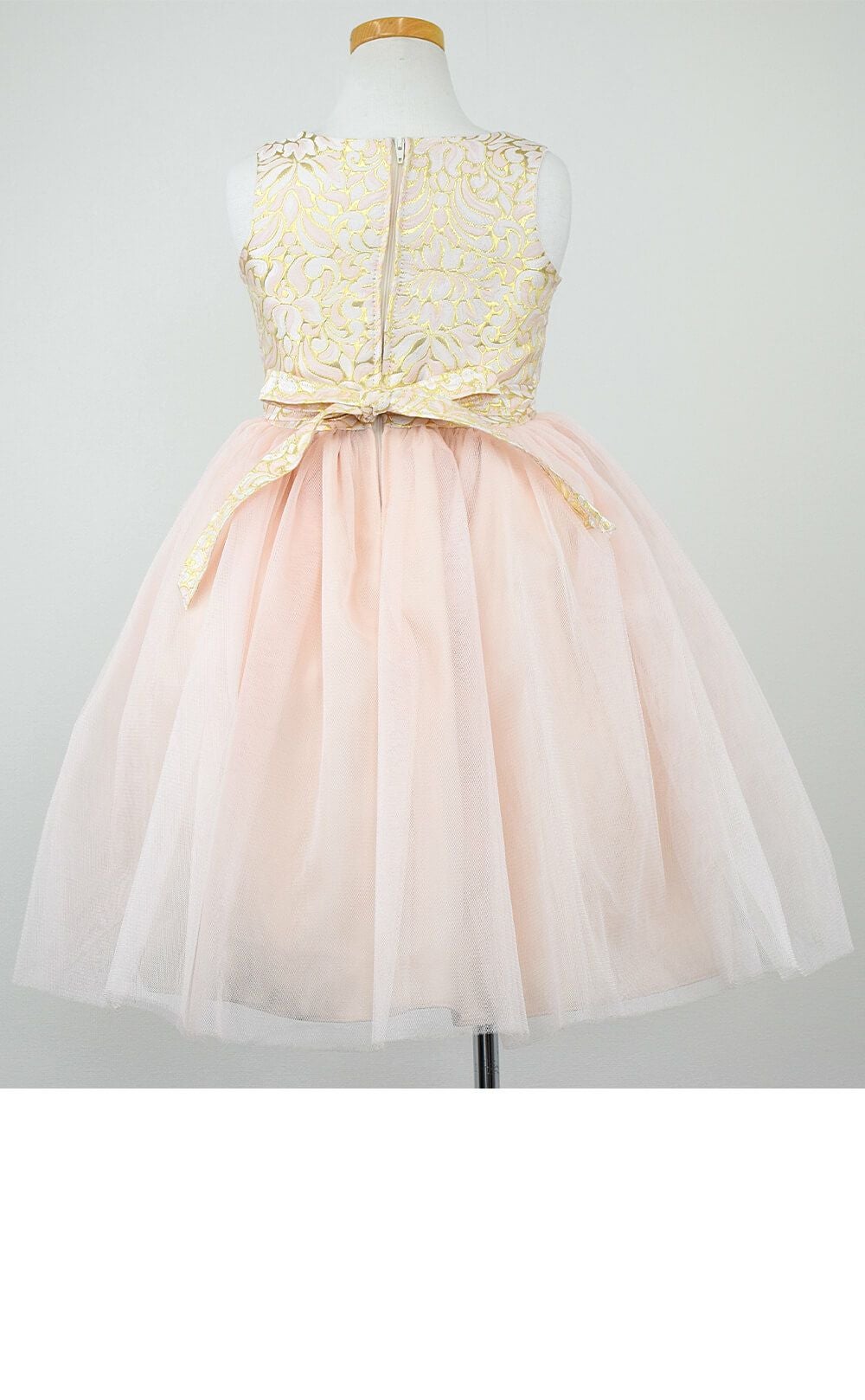 ピアノ発表会や結婚式にぴったりのピンクカラーの女の子用キッズドレス。シンプルで美しいシルエットが魅力のAngel's Closetの子供ドレス レンタル商品（【レンタル】オーネイトジャガード＆マルチトーンチュール子供ドレス(SK671)ブラッシュピンク）｜画像5