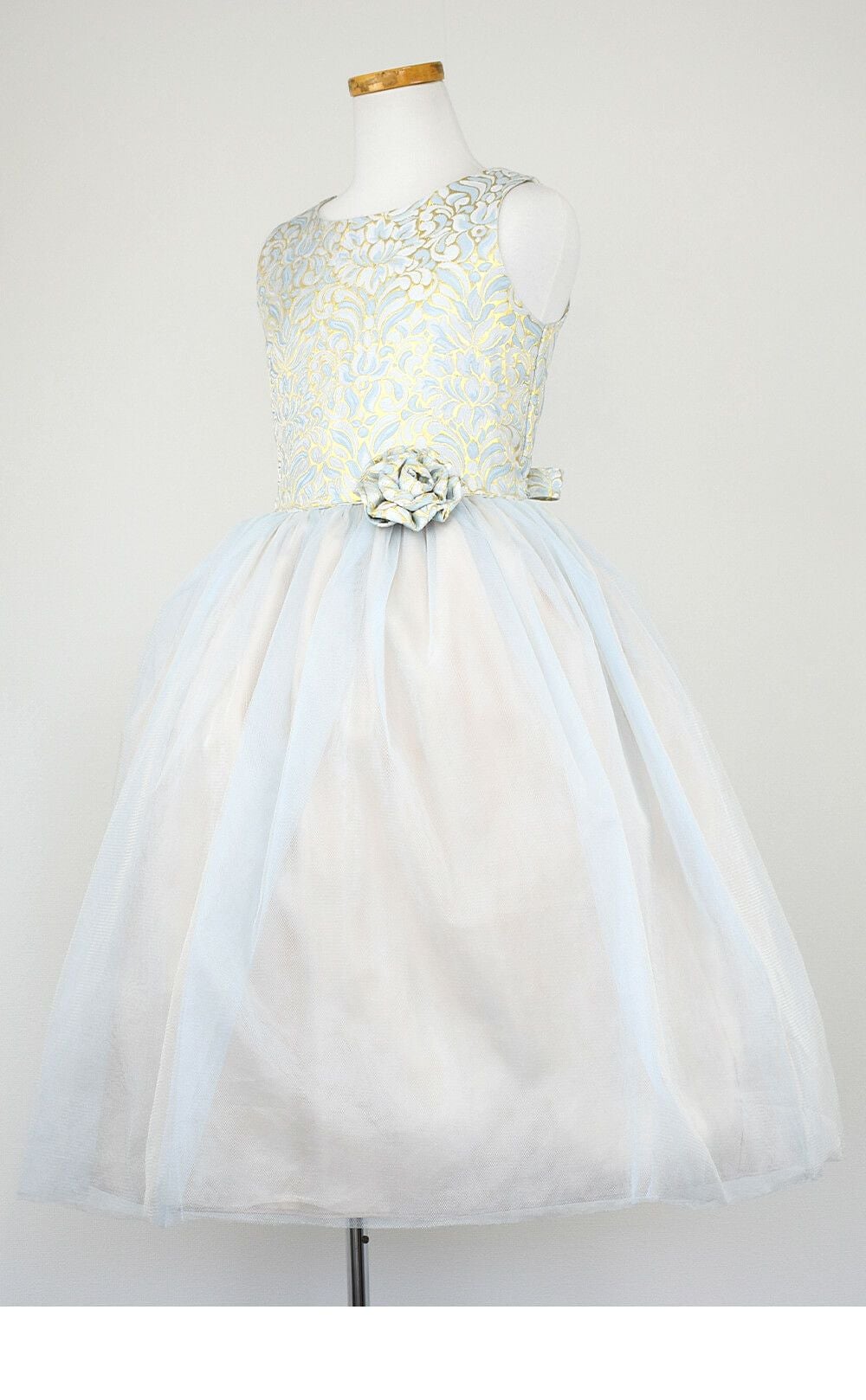 ピアノ発表会や結婚式にぴったりのブルーカラーの女の子用キッズドレス。シンプルで美しいシルエットが魅力のAngel's Closetの子供ドレス レンタル商品（【レンタル】オーネイトジャガード＆マルチトーンチュール子供ドレス(SK671)ブルー）｜画像4