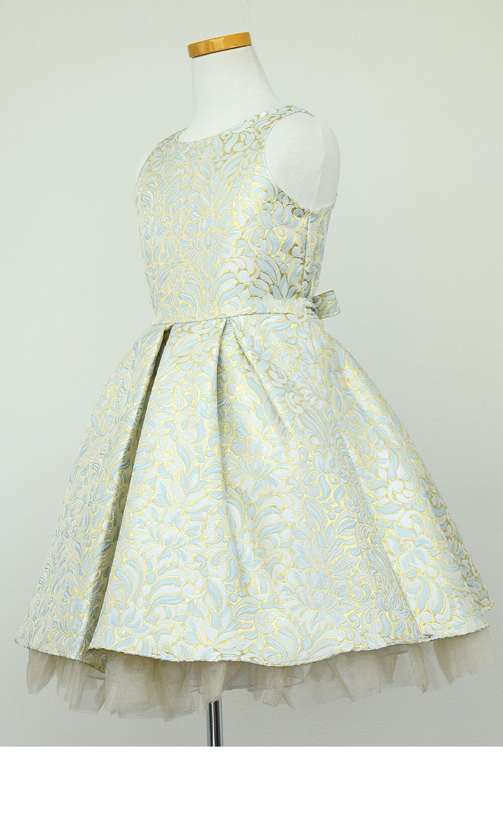 ピアノ発表会や結婚式にぴったりのブルーカラーの女の子用キッズドレス。シンプルで美しいシルエットが魅力のAngel's Closetの子供ドレス レンタル商品（【レンタル】オーネイトプリーツジャガード＆チュール子供ドレス(SK670A)ブルー）｜画像4