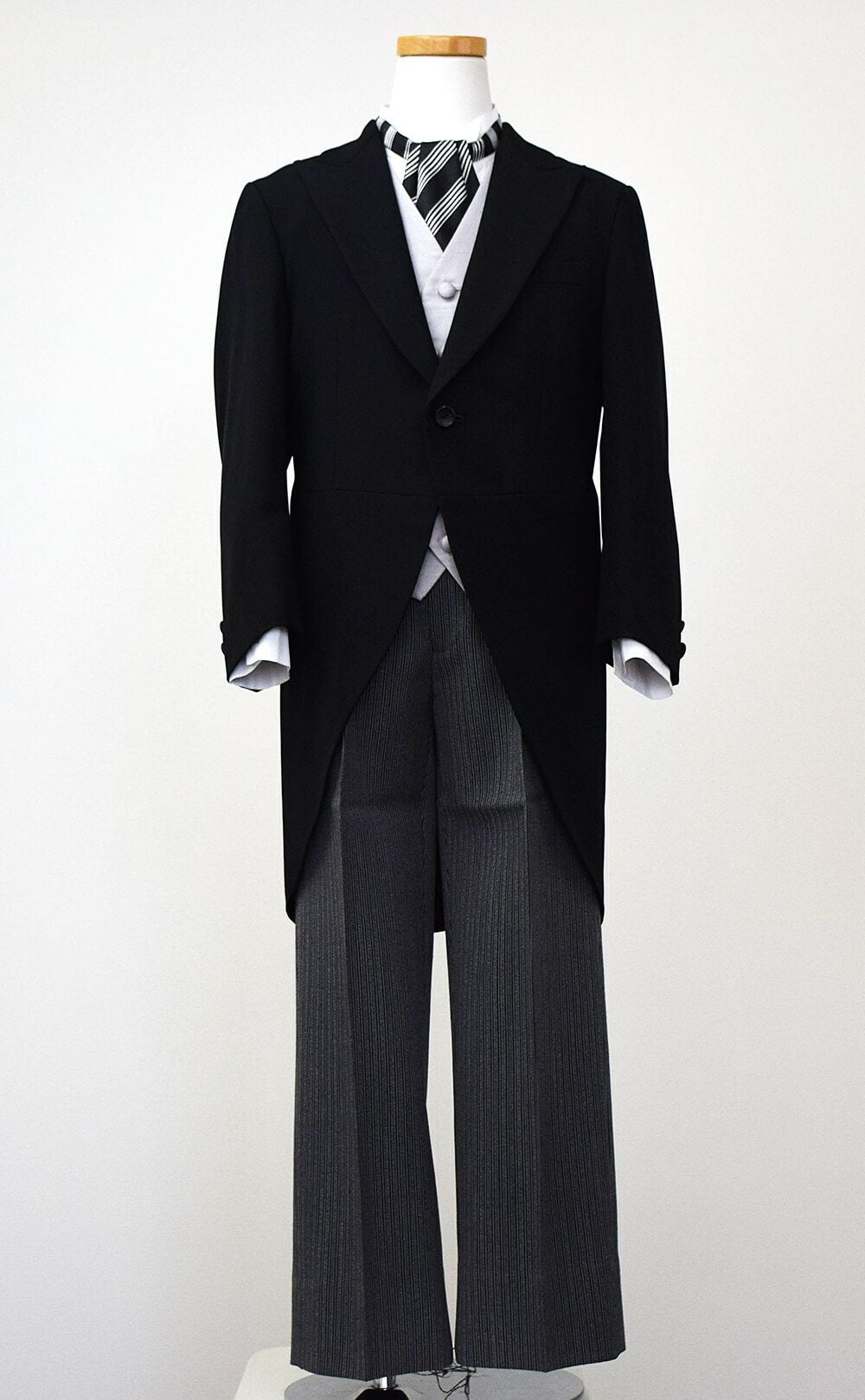 発表会やコンクールにぴったりのブラックカラーの子供用フォーマル衣装。シンプルで美しいシルエットが魅力のAngel's Closetのキッズフォーマル レンタル商品（【レンタル】モーニング（シルバーベスト）(CHM101)ブラック）｜画像3