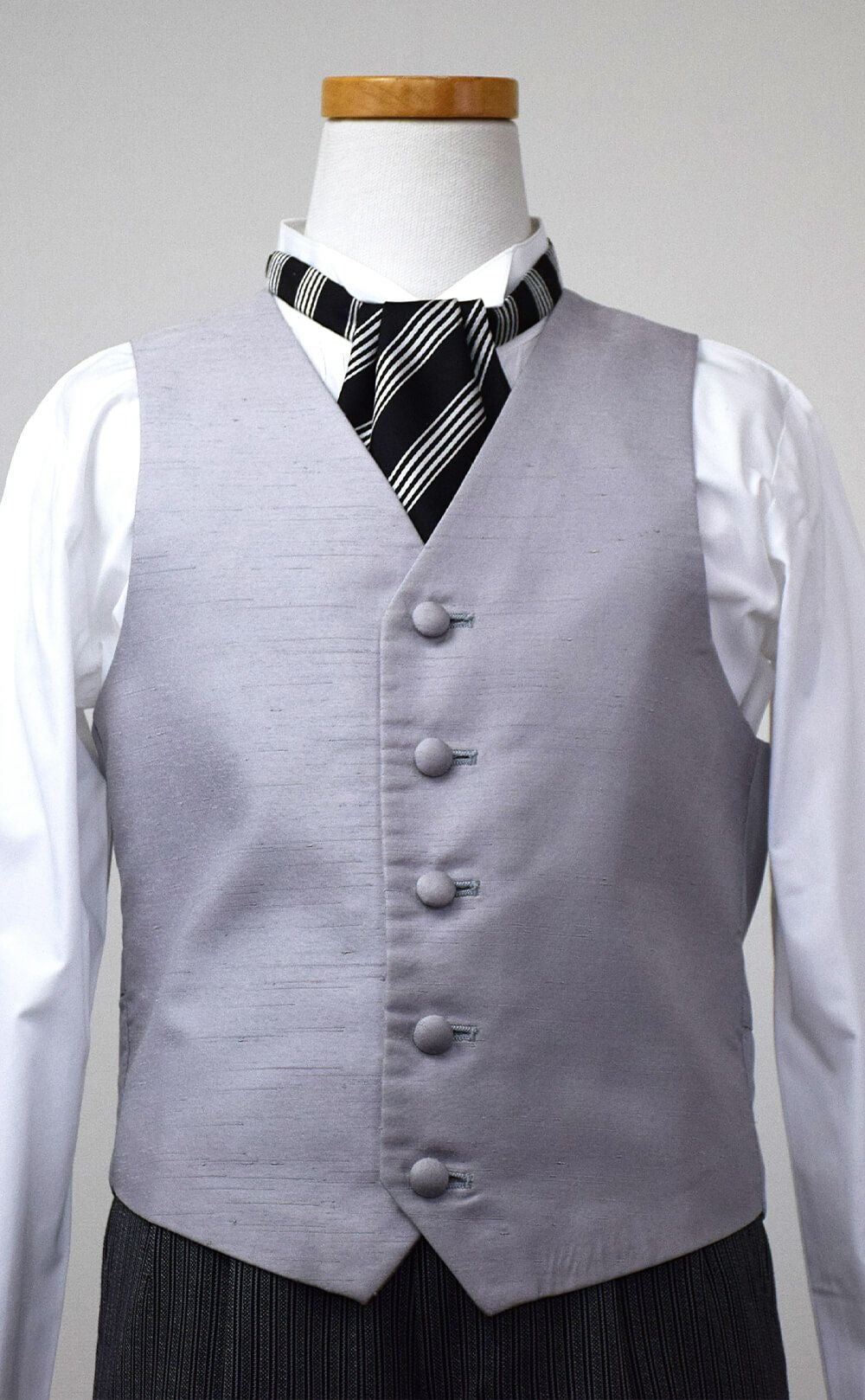 発表会やコンクールにぴったりのブラックカラーの子供用フォーマル衣装。シンプルで美しいシルエットが魅力のAngel's Closetのキッズフォーマル レンタル商品（【レンタル】モーニング（シルバーベスト）(CHM101)ブラック）｜画像9