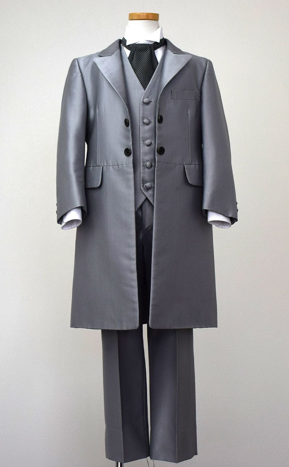 発表会やコンクールにぴったりのカラーの子供用フォーマル衣装。シンプルで美しいシルエットが魅力のAngel's Closetのキッズフォーマル レンタル商品（【レンタル】シルバーフロックコート(CHM202)シルバー）｜画像3