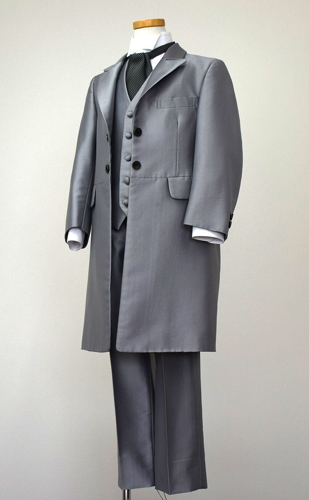 発表会やコンクールにぴったりのカラーの子供用フォーマル衣装。シンプルで美しいシルエットが魅力のAngel's Closetのキッズフォーマル レンタル商品（【レンタル】シルバーフロックコート(CHM202)シルバー）｜画像4