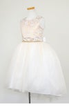 ピアノ発表会や結婚式にぴったりのカラーの女の子用キッズドレス。シンプルで美しいシルエットが魅力のAngel's Closetの子供ドレス レンタル商品（【レンタル】ジャガード＆クリスタルチュールハイ＆ロー子供ドレス(SK805)アイボリー）｜画像4