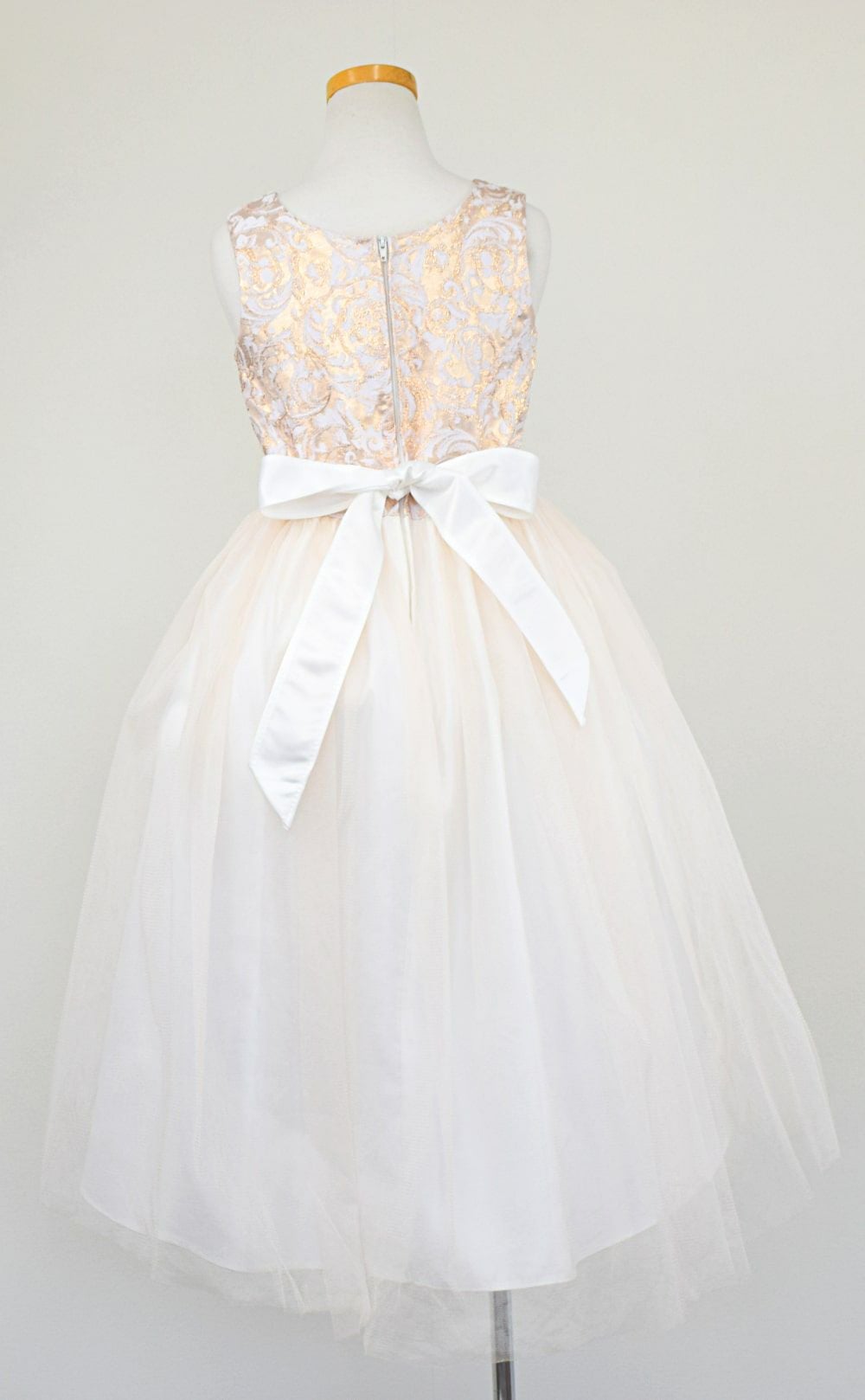 ピアノ発表会や結婚式にぴったりのカラーの女の子用キッズドレス。シンプルで美しいシルエットが魅力のAngel's Closetの子供ドレス レンタル商品（【レンタル】ジャガード＆クリスタルチュールハイ＆ロー子供ドレス(SK805)アイボリー）｜画像5