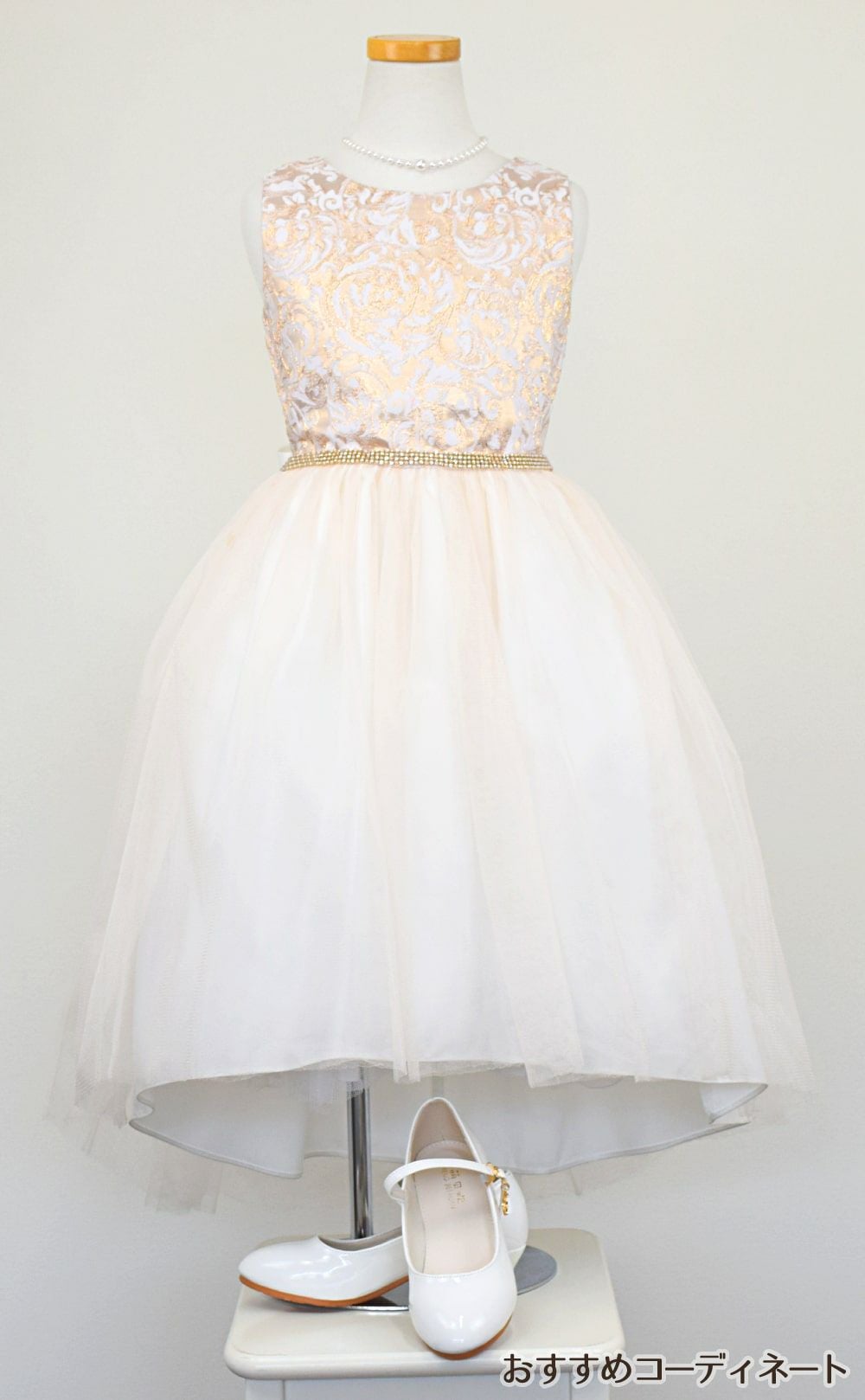 ピアノ発表会や結婚式にぴったりのカラーの女の子用キッズドレス。シンプルで美しいシルエットが魅力のAngel's Closetの子供ドレス レンタル商品（【レンタル】ジャガード＆クリスタルチュールハイ＆ロー子供ドレス(SK805)アイボリー）｜画像8