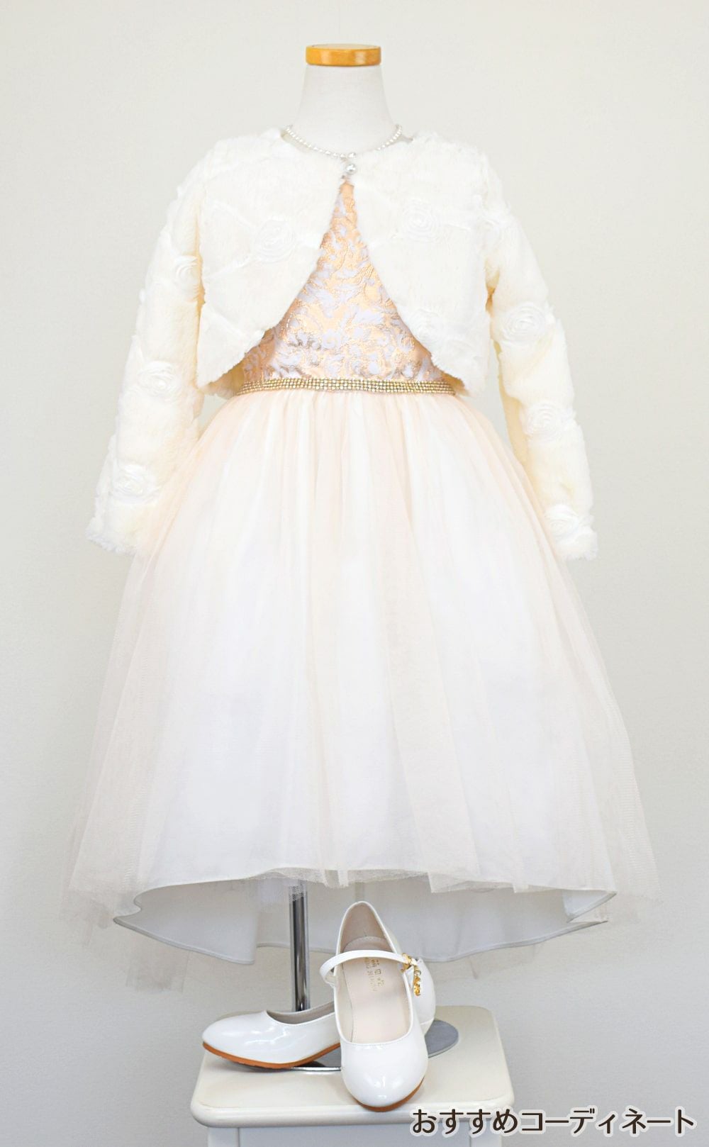 ピアノ発表会や結婚式にぴったりのカラーの女の子用キッズドレス。シンプルで美しいシルエットが魅力のAngel's Closetの子供ドレス レンタル商品（【レンタル】ジャガード＆クリスタルチュールハイ＆ロー子供ドレス(SK805)アイボリー）｜画像11