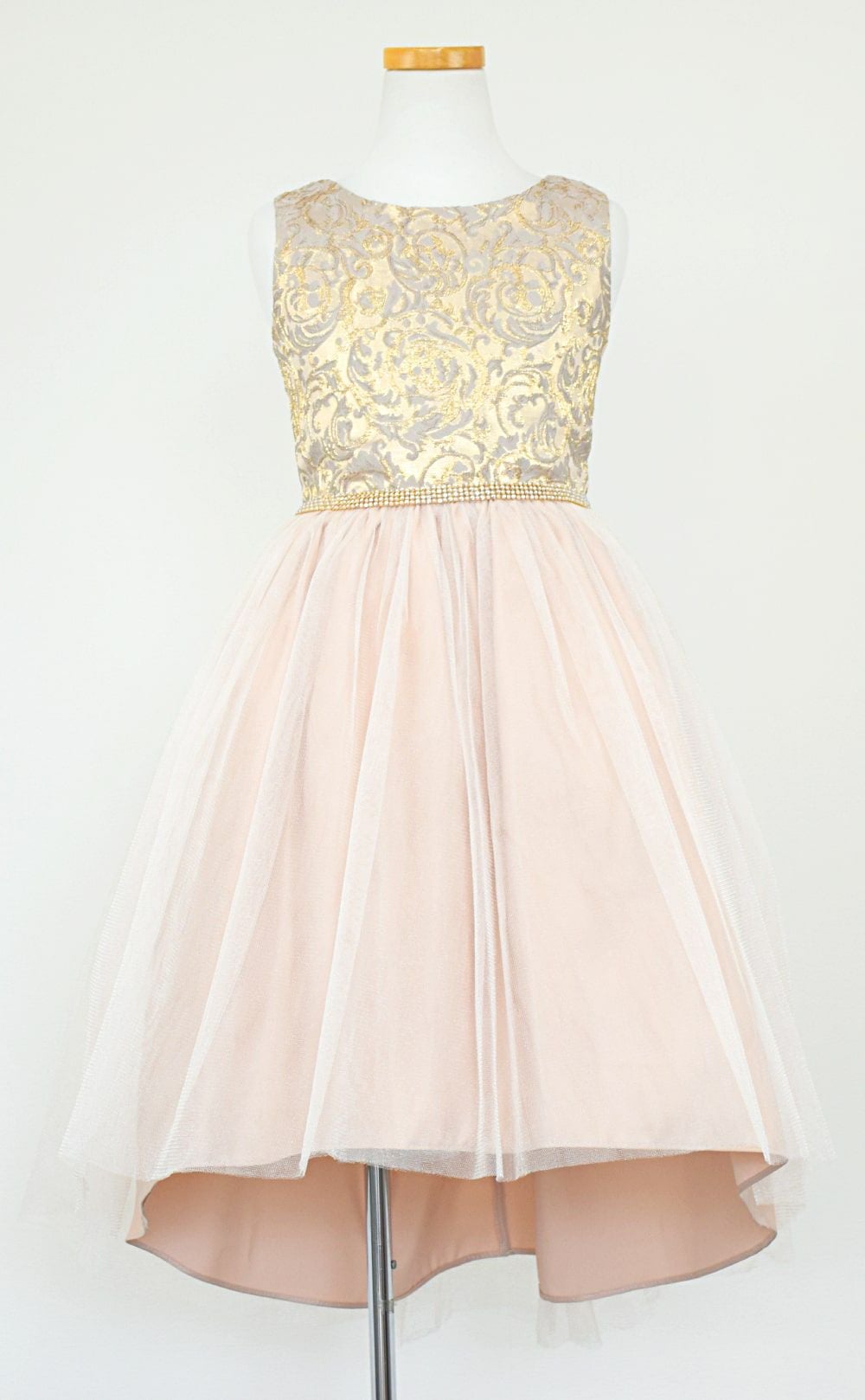 ピアノ発表会や結婚式にぴったりのカラーの女の子用キッズドレス。シンプルで美しいシルエットが魅力のAngel's Closetの子供ドレス レンタル商品（【レンタル】ジャガード＆クリスタルチュールハイ＆ロー子供ドレス(SK805)モカ）｜画像3