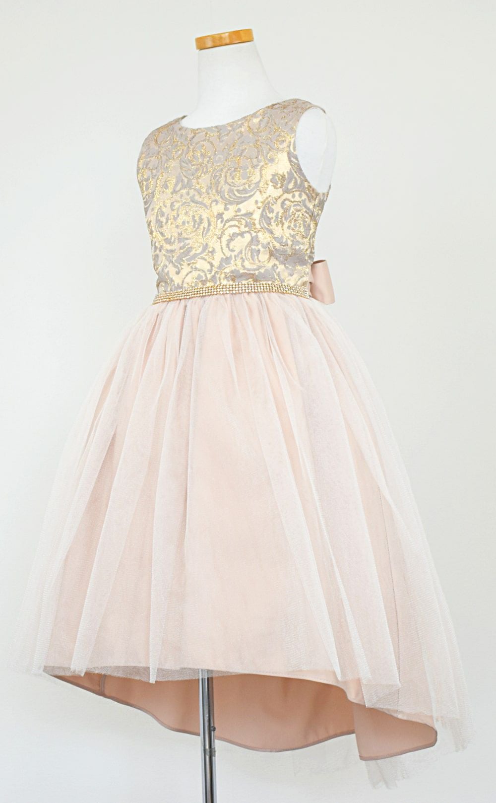 ピアノ発表会や結婚式にぴったりのカラーの女の子用キッズドレス。シンプルで美しいシルエットが魅力のAngel's Closetの子供ドレス レンタル商品（【レンタル】ジャガード＆クリスタルチュールハイ＆ロー子供ドレス(SK805)モカ）｜画像4