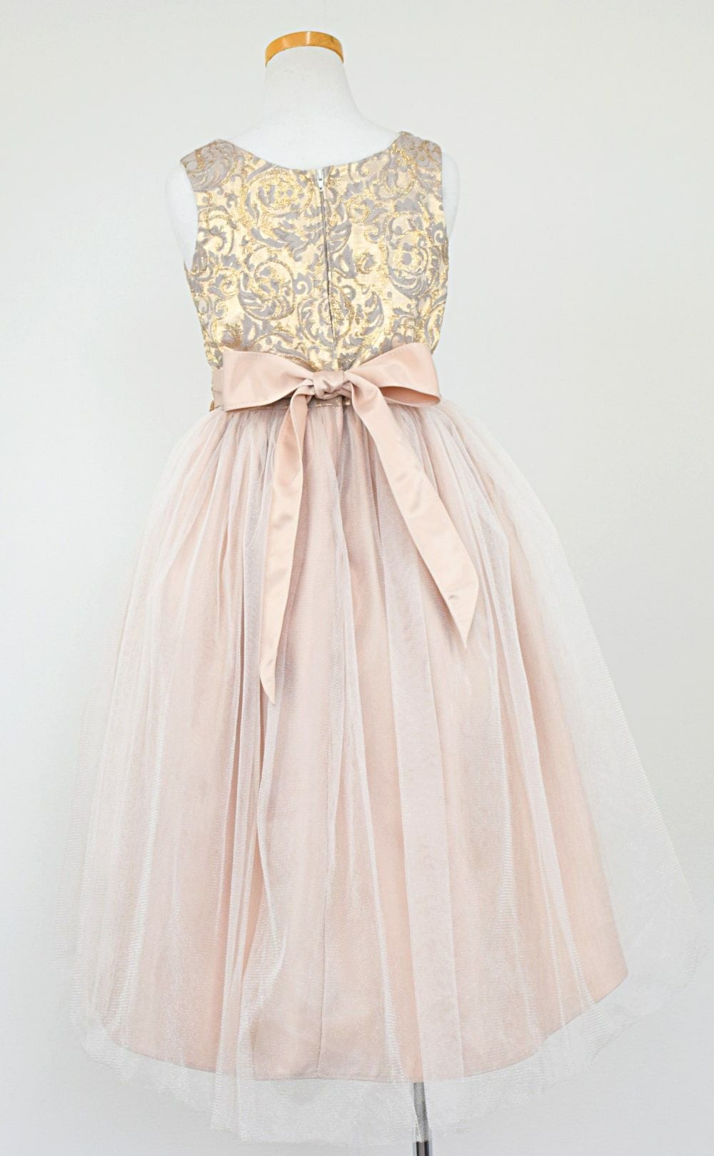 ピアノ発表会や結婚式にぴったりのカラーの女の子用キッズドレス。シンプルで美しいシルエットが魅力のAngel's Closetの子供ドレス レンタル商品（【レンタル】ジャガード＆クリスタルチュールハイ＆ロー子供ドレス(SK805)モカ）｜画像5