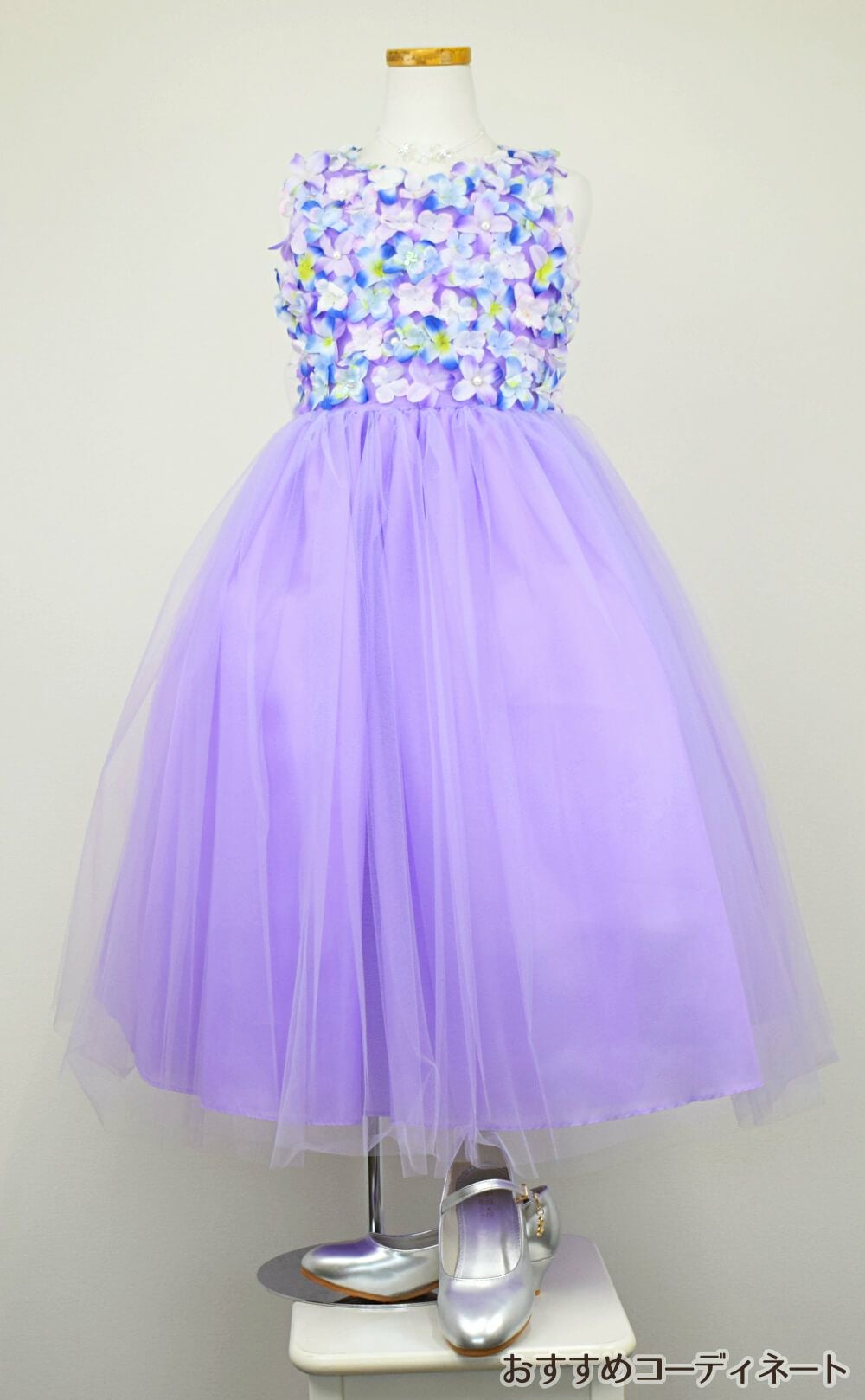 ピアノ発表会や結婚式にぴったりのライラックカラーの女の子用キッズドレス。シンプルで美しいシルエットが魅力のAngel's Closetの子供ドレス レンタル商品（【レンタル】フラワーモチーフチュールリボン子供ドレス(CCD741)ライラック）｜画像8