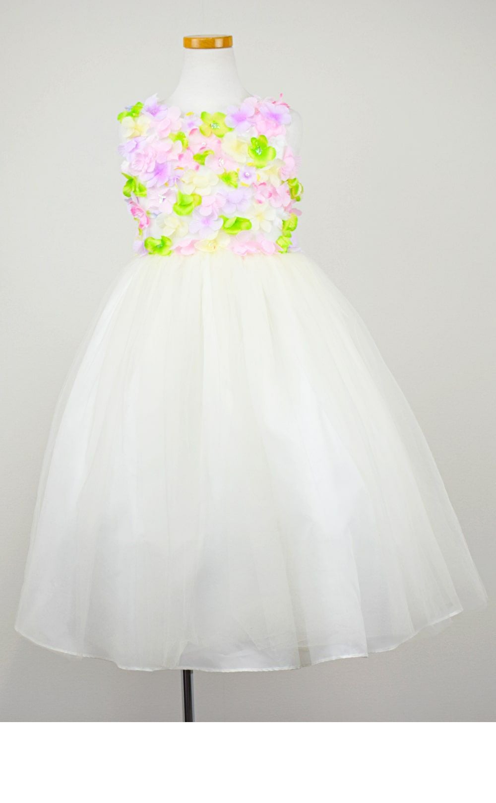 ピアノ発表会や結婚式にぴったりのカラーの女の子用キッズドレス。シンプルで美しいシルエットが魅力のAngel's Closetの子供ドレス レンタル商品（【レンタル】フラワーモチーフチュールリボン子供ドレス(CCD752)アイボリー）｜画像3