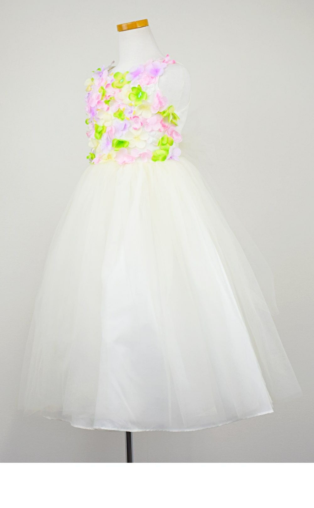 ピアノ発表会や結婚式にぴったりのカラーの女の子用キッズドレス。シンプルで美しいシルエットが魅力のAngel's Closetの子供ドレス レンタル商品（【レンタル】フラワーモチーフチュールリボン子供ドレス(CCD752)アイボリー）｜画像4