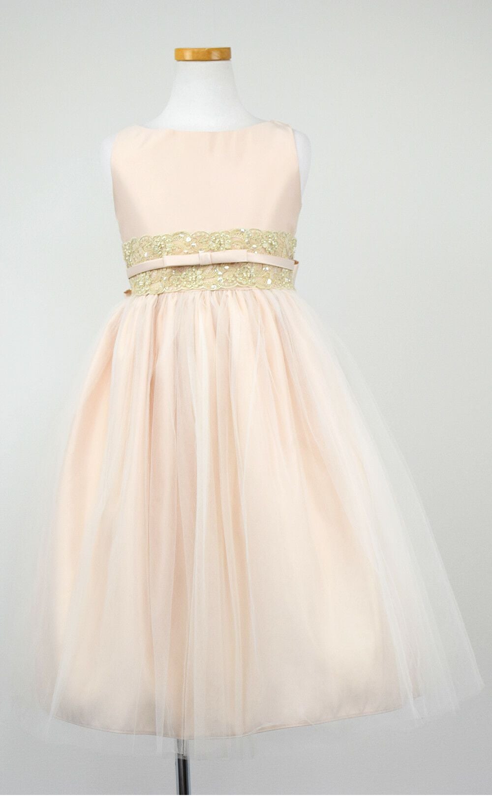 ピアノ発表会や結婚式にぴったりのカラーの女の子用キッズドレス。シンプルで美しいシルエットが魅力のAngel's Closetの子供ドレス レンタル商品（【レンタル】サテンwithメタリックレース子供ドレス(SK473)シャンパン）｜画像3