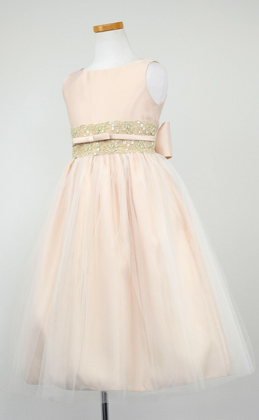 ピアノ発表会や結婚式にぴったりのカラーの女の子用キッズドレス。シンプルで美しいシルエットが魅力のAngel's Closetの子供ドレス レンタル商品（【レンタル】サテンwithメタリックレース子供ドレス(SK473)シャンパン）｜画像4