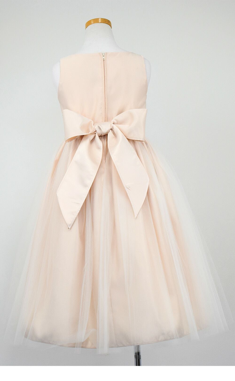 ピアノ発表会や結婚式にぴったりのカラーの女の子用キッズドレス。シンプルで美しいシルエットが魅力のAngel's Closetの子供ドレス レンタル商品（【レンタル】サテンwithメタリックレース子供ドレス(SK473)シャンパン）｜画像5