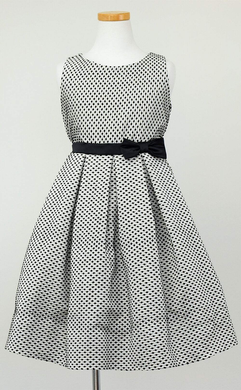ピアノ発表会や結婚式にぴったりのブラックカラーの女の子用キッズドレス。シンプルで美しいシルエットが魅力のAngel's Closetの子供ドレス レンタル商品（【レンタル】プチポルカドットジャガード子供ドレス(SK520)ブラック）｜画像3