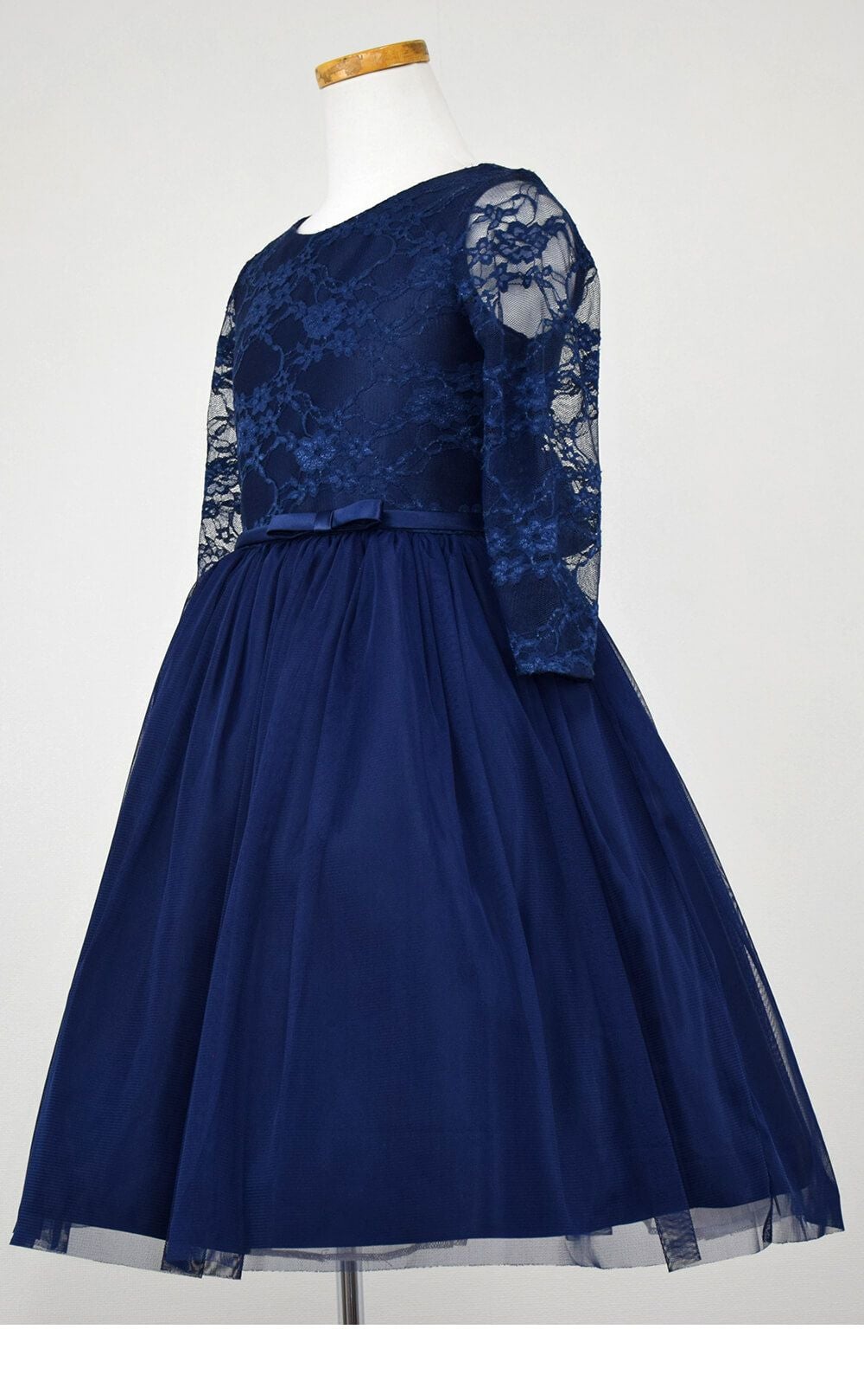 ピアノ発表会や結婚式にぴったりのネイビーカラーの女の子用キッズドレス。シンプルで美しいシルエットが魅力のAngel's Closetの子供ドレス レンタル商品（【レンタル】レーススリーブチュールスカート子供ドレス(SK599)ネイビー）｜画像4