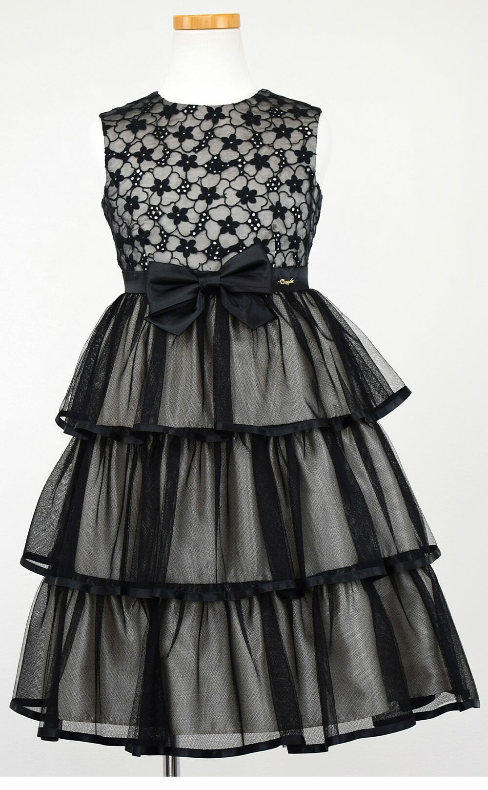 ピアノ発表会や結婚式にぴったりのブラックカラーの女の子用キッズドレス。シンプルで美しいシルエットが魅力のAngel's Closetの子供ドレス レンタル商品（【レンタル】花柄レースティアードチュール子供ドレス【CHOPIN】(CAT882101)ブラック）｜画像3