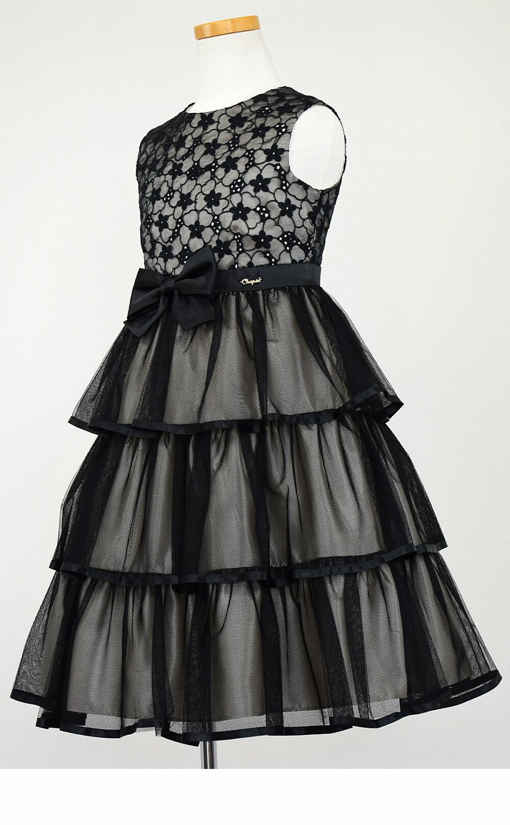 ピアノ発表会や結婚式にぴったりのブラックカラーの女の子用キッズドレス。シンプルで美しいシルエットが魅力のAngel's Closetの子供ドレス レンタル商品（【レンタル】花柄レースティアードチュール子供ドレス【CHOPIN】(CAT882101)ブラック）｜画像4