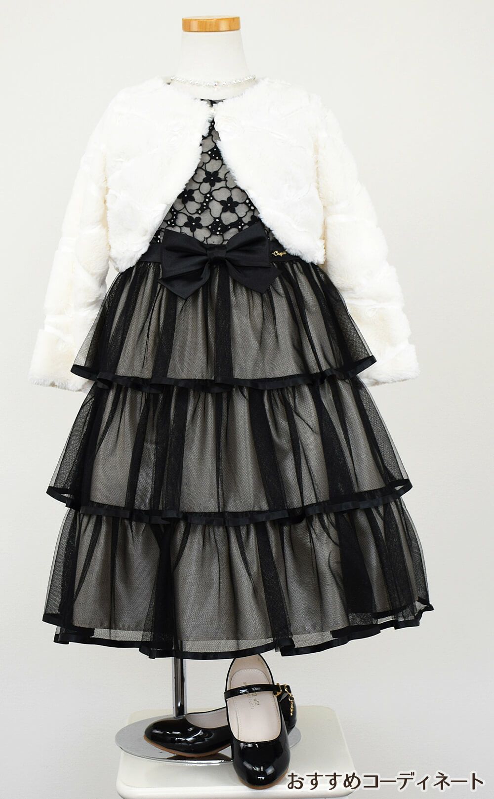 ピアノ発表会や結婚式にぴったりのブラックカラーの女の子用キッズドレス。シンプルで美しいシルエットが魅力のAngel's Closetの子供ドレス レンタル商品（【レンタル】花柄レースティアードチュール子供ドレス【CHOPIN】(CAT882101)ブラック）｜画像11