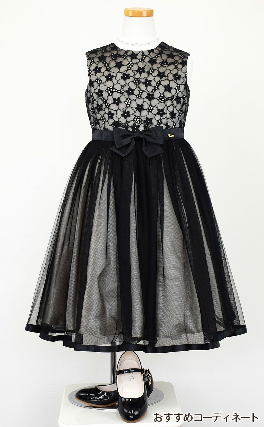 ピアノ発表会や結婚式にぴったりのブラックカラーの女の子用キッズドレス。シンプルで美しいシルエットが魅力のAngel's Closetの子供ドレス レンタル商品（【レンタル】花柄刺繍オーガンジー＆チュール子供ドレス【CHOPIN】(CAT182313)ブラック）｜画像8