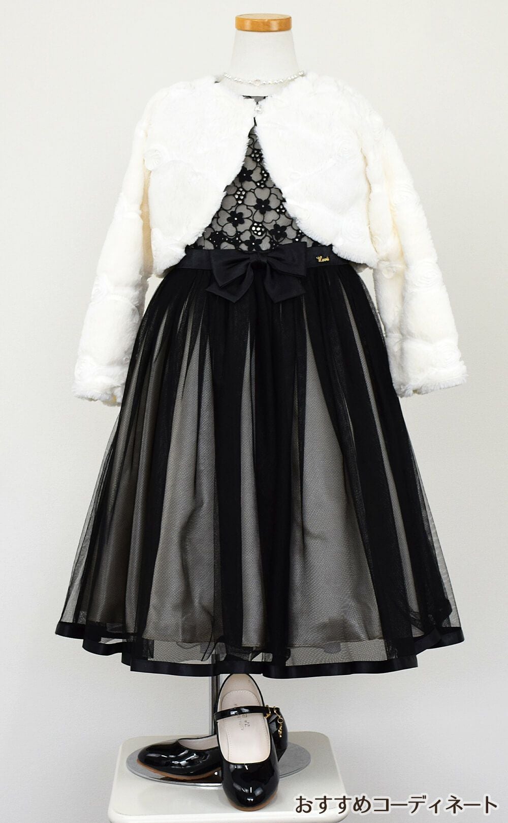 ピアノ発表会や結婚式にぴったりのブラックカラーの女の子用キッズドレス。シンプルで美しいシルエットが魅力のAngel's Closetの子供ドレス レンタル商品（【レンタル】花柄刺繍オーガンジー＆チュール子供ドレス【CHOPIN】(CAT182313)ブラック）｜画像11