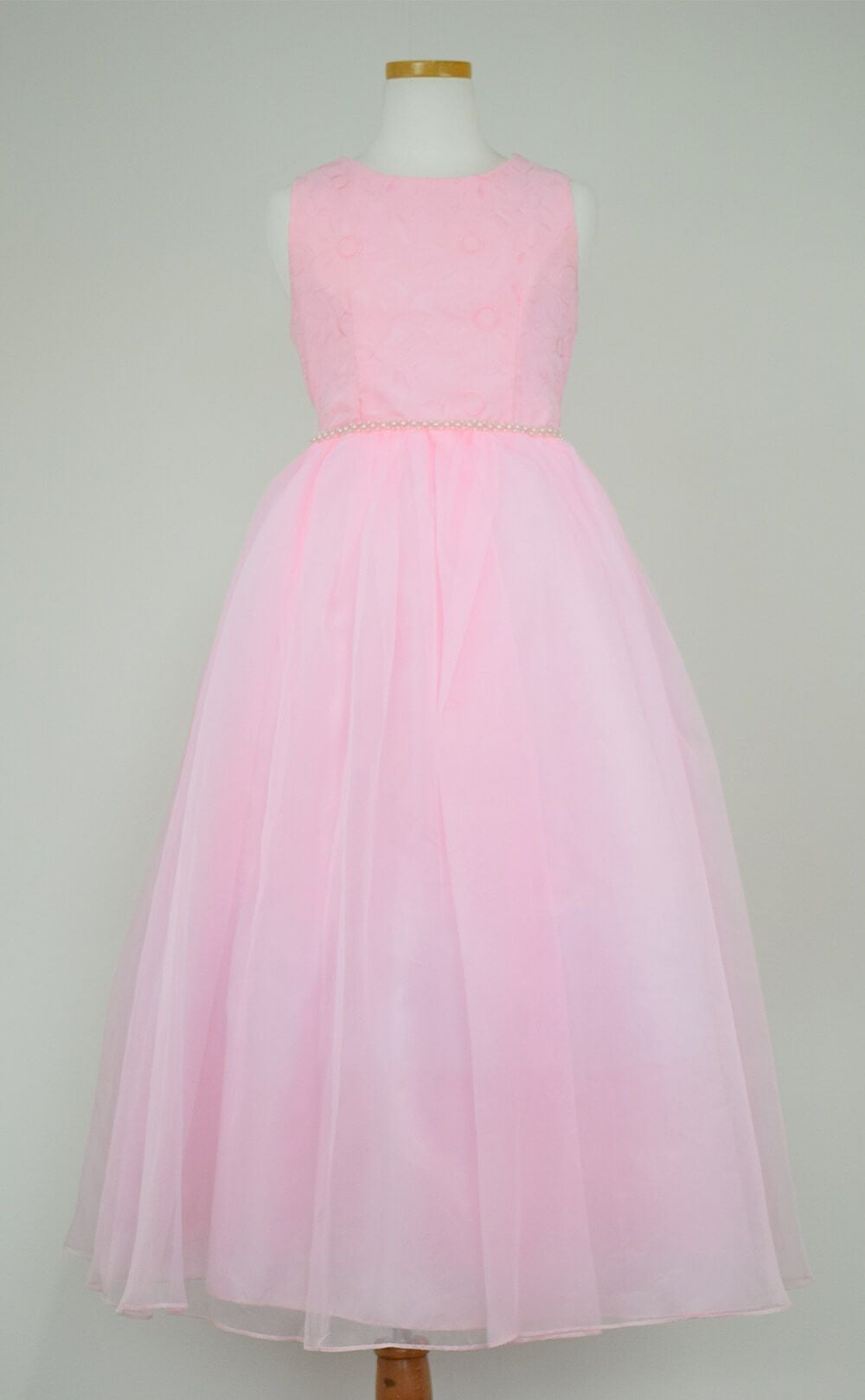 ピアノ発表会や結婚式にぴったりのピンクカラーの女の子用キッズドレス。シンプルで美しいシルエットが魅力のAngel's Closetの子供ドレス レンタル商品（【レンタル】エレガントフラワーパターンレース&オーガンジーロングドレス(JK3580)ピンク）｜画像3