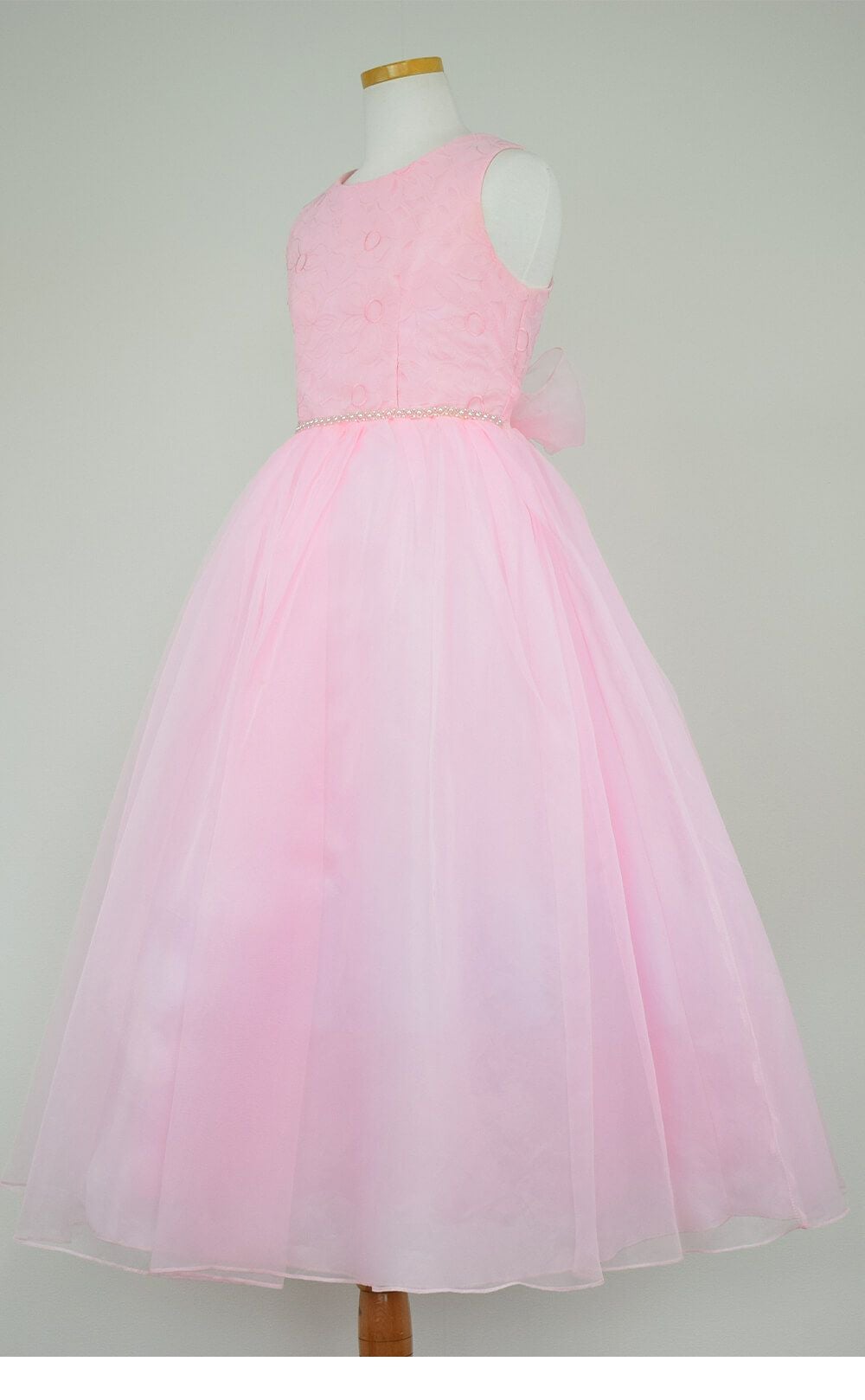 ピアノ発表会や結婚式にぴったりのピンクカラーの女の子用キッズドレス。シンプルで美しいシルエットが魅力のAngel's Closetの子供ドレス レンタル商品（【レンタル】エレガントフラワーパターンレース&オーガンジーロングドレス(JK3580)ピンク）｜画像4