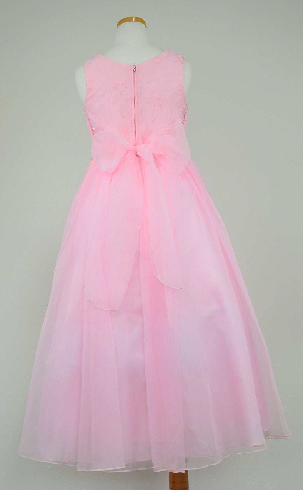 ピアノ発表会や結婚式にぴったりのピンクカラーの女の子用キッズドレス。シンプルで美しいシルエットが魅力のAngel's Closetの子供ドレス レンタル商品（【レンタル】エレガントフラワーパターンレース&オーガンジーロングドレス(JK3580)ピンク）｜画像5