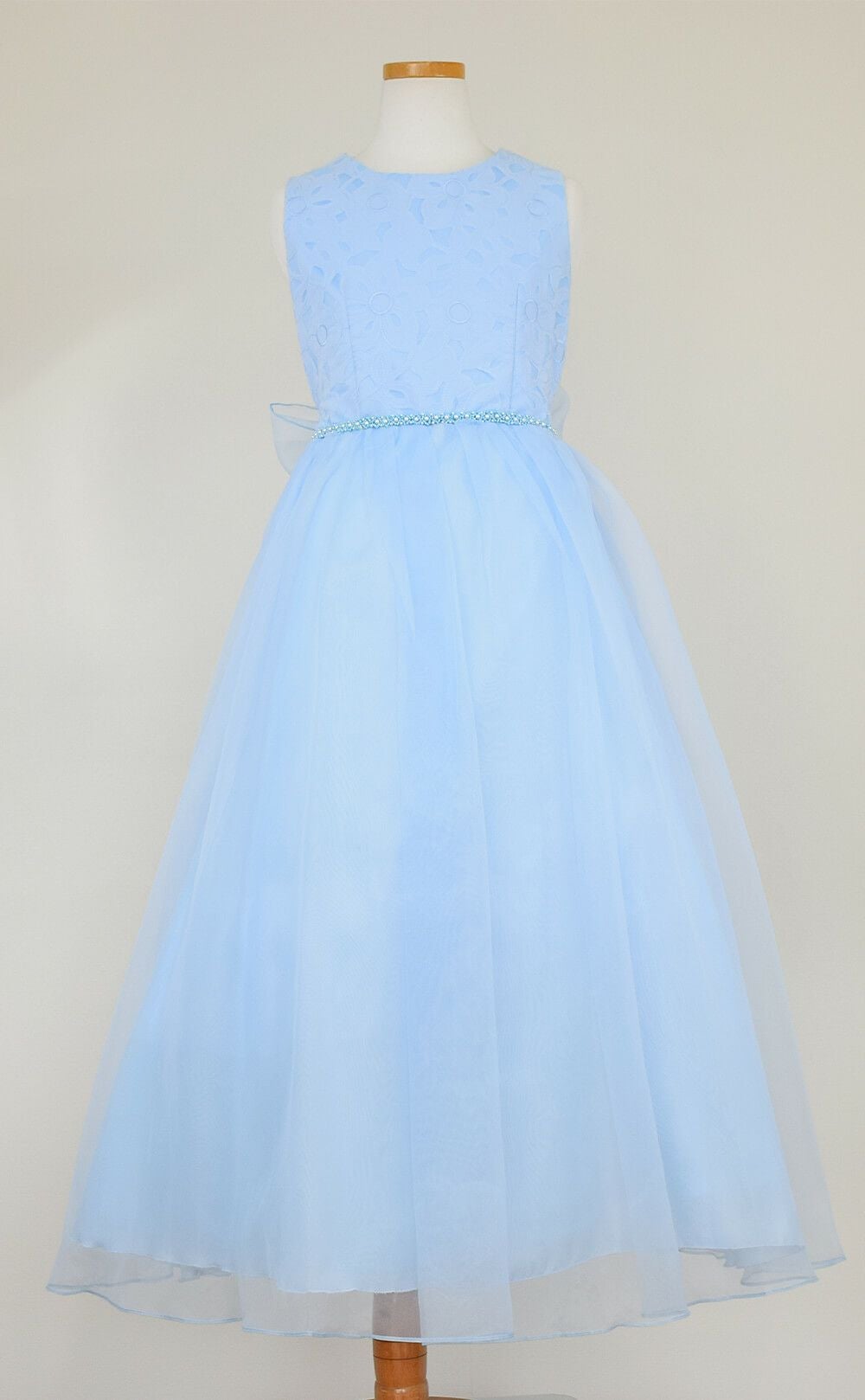 ピアノ発表会や結婚式にぴったりのブルーカラーの女の子用キッズドレス。シンプルで美しいシルエットが魅力のAngel's Closetの子供ドレス レンタル商品（【レンタル】エレガントフラワーパターンレース&オーガンジーロングドレス(JK3580)ブルー）｜画像3