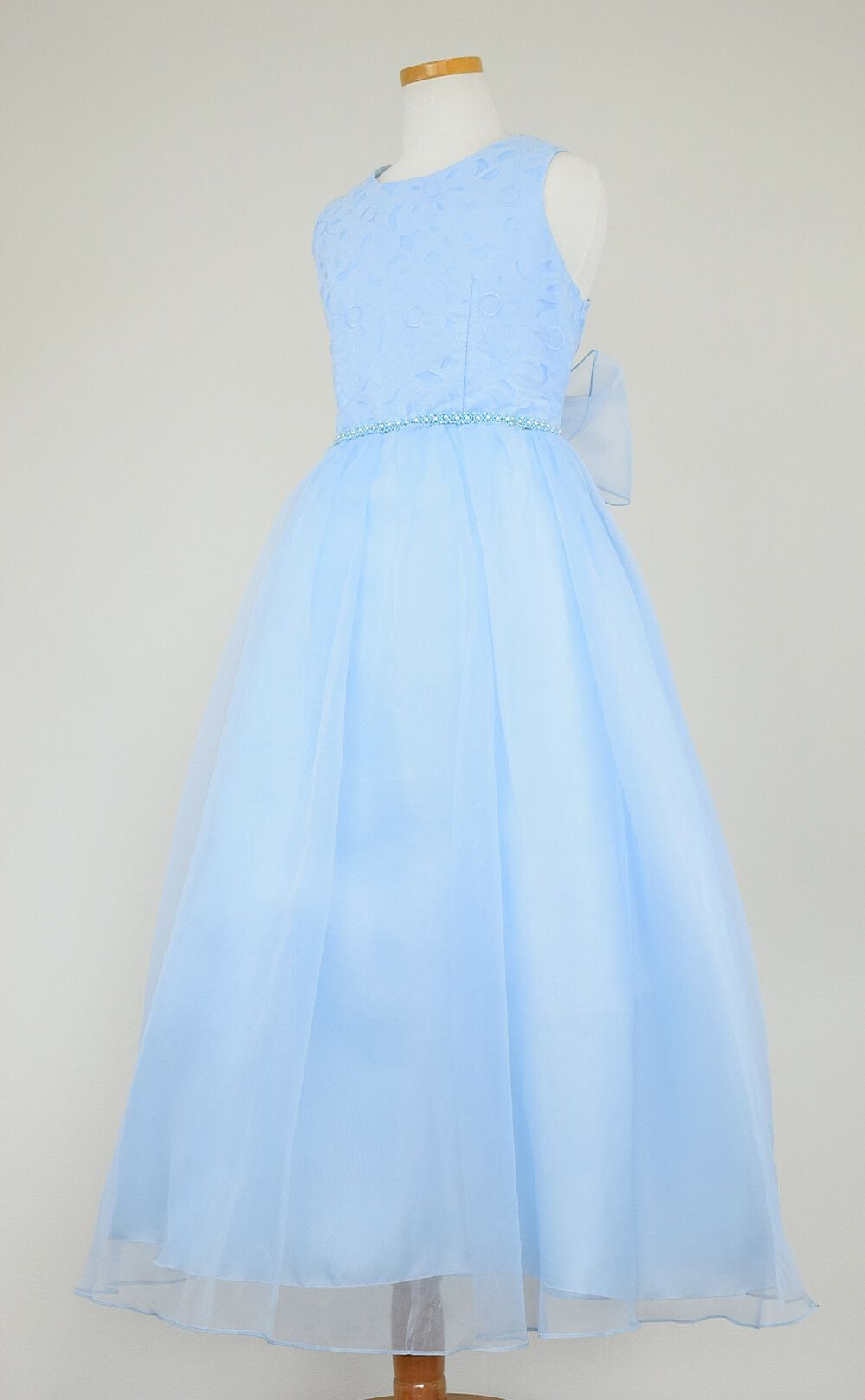 ピアノ発表会や結婚式にぴったりのブルーカラーの女の子用キッズドレス。シンプルで美しいシルエットが魅力のAngel's Closetの子供ドレス レンタル商品（【レンタル】エレガントフラワーパターンレース&オーガンジーロングドレス(JK3580)ブルー）｜画像4