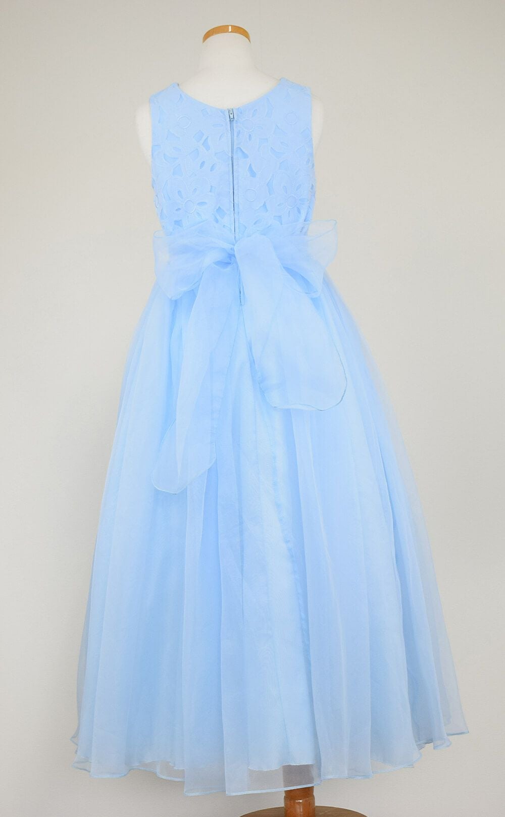 ピアノ発表会や結婚式にぴったりのブルーカラーの女の子用キッズドレス。シンプルで美しいシルエットが魅力のAngel's Closetの子供ドレス レンタル商品（【レンタル】エレガントフラワーパターンレース&オーガンジーロングドレス(JK3580)ブルー）｜画像5