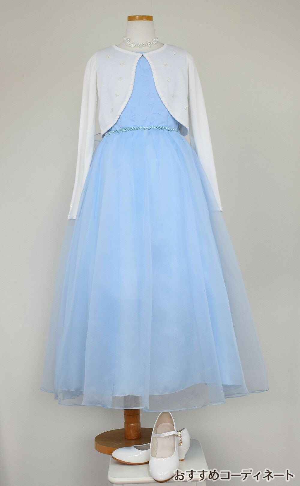 ピアノ発表会や結婚式にぴったりのブルーカラーの女の子用キッズドレス。シンプルで美しいシルエットが魅力のAngel's Closetの子供ドレス レンタル商品（【レンタル】エレガントフラワーパターンレース&オーガンジーロングドレス(JK3580)ブルー）｜画像10