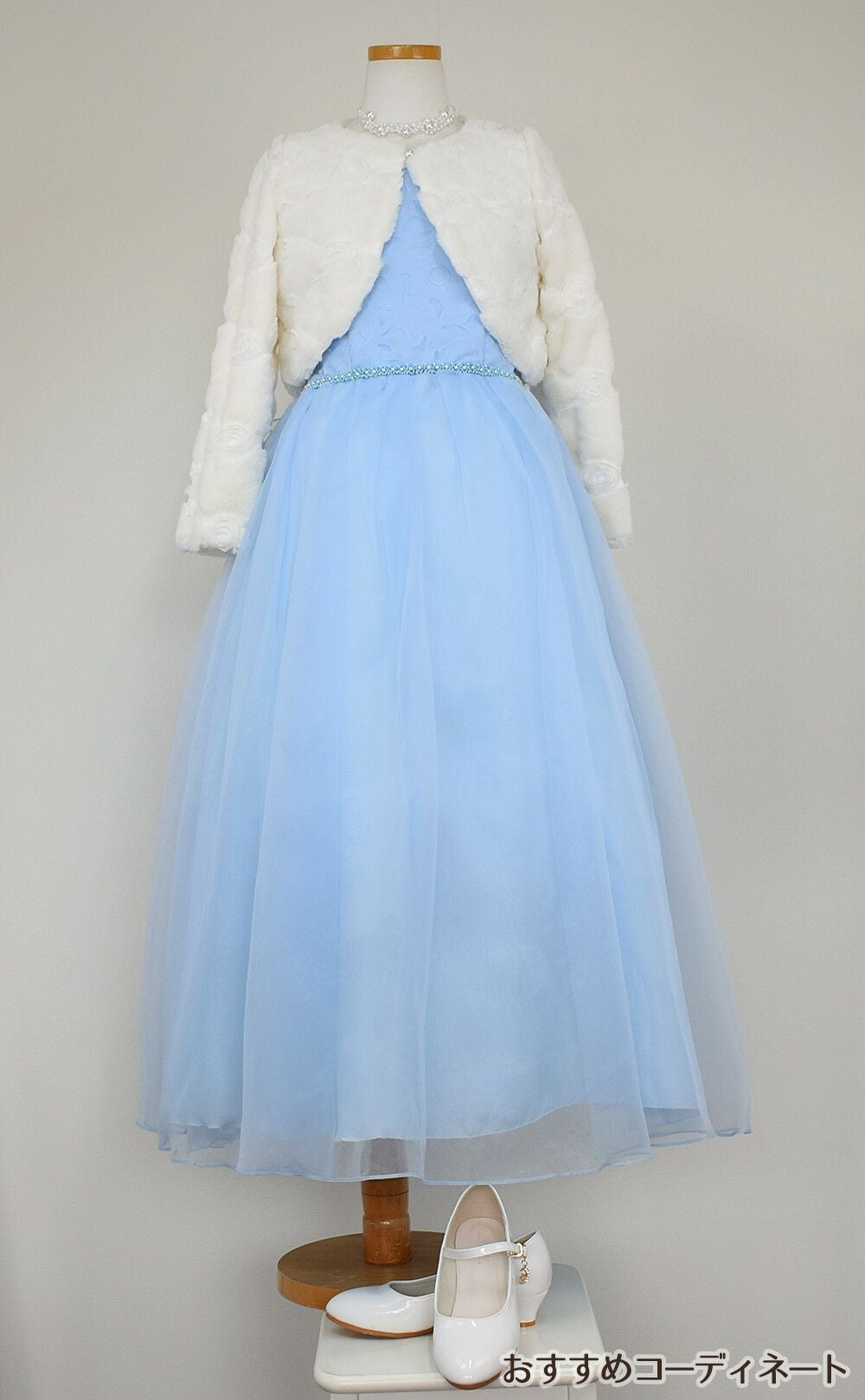 ピアノ発表会や結婚式にぴったりのブルーカラーの女の子用キッズドレス。シンプルで美しいシルエットが魅力のAngel's Closetの子供ドレス レンタル商品（【レンタル】エレガントフラワーパターンレース&オーガンジーロングドレス(JK3580)ブルー）｜画像11