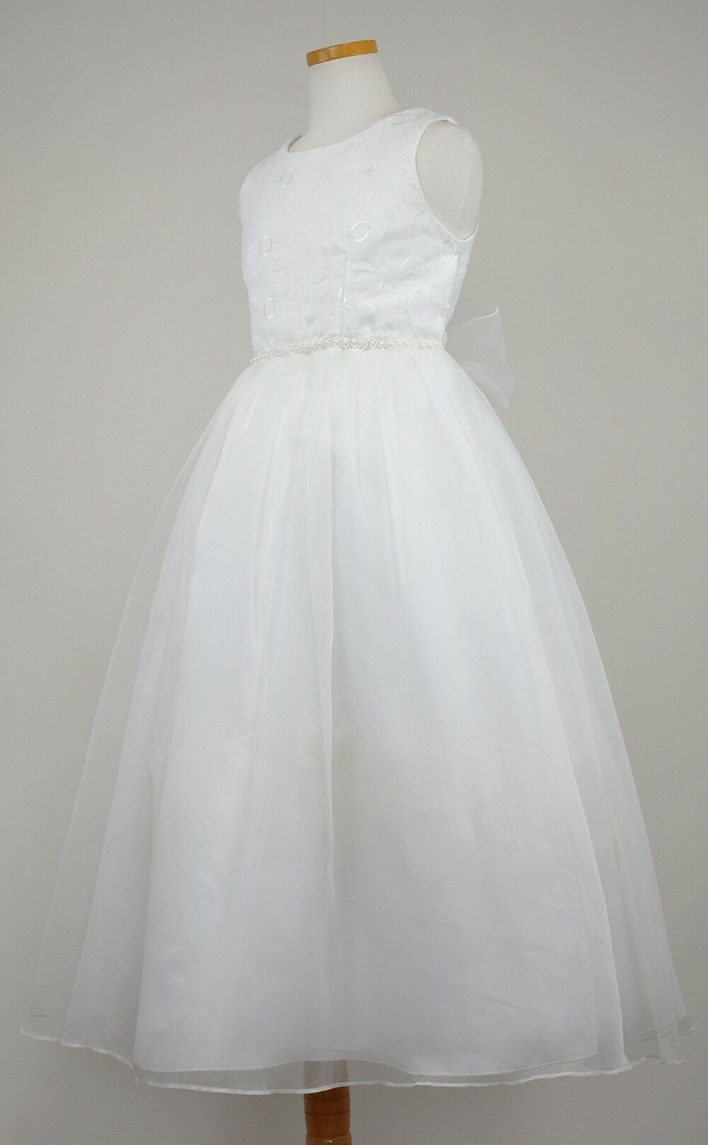 ピアノ発表会や結婚式にぴったりのカラーの女の子用キッズドレス。シンプルで美しいシルエットが魅力のAngel's Closetの子供ドレス レンタル商品（【レンタル】エレガントフラワーパターンレース&オーガンジーロングドレス(JK3580)アイボリー）｜画像4