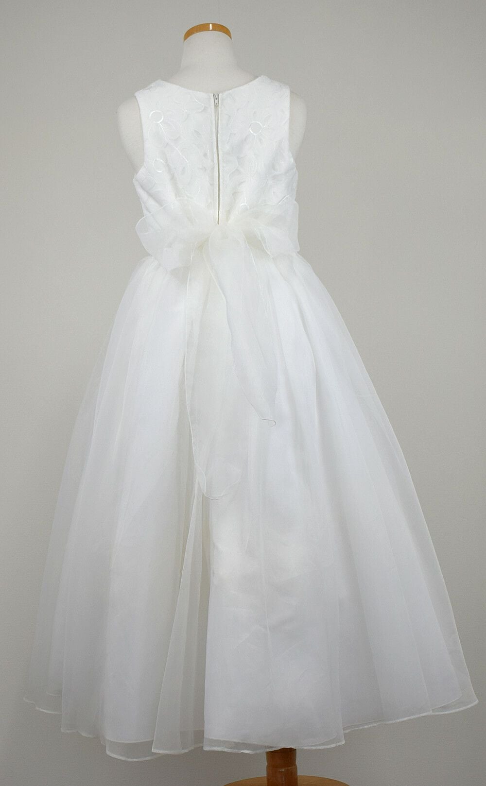 ピアノ発表会や結婚式にぴったりのカラーの女の子用キッズドレス。シンプルで美しいシルエットが魅力のAngel's Closetの子供ドレス レンタル商品（【レンタル】エレガントフラワーパターンレース&オーガンジーロングドレス(JK3580)アイボリー）｜画像5