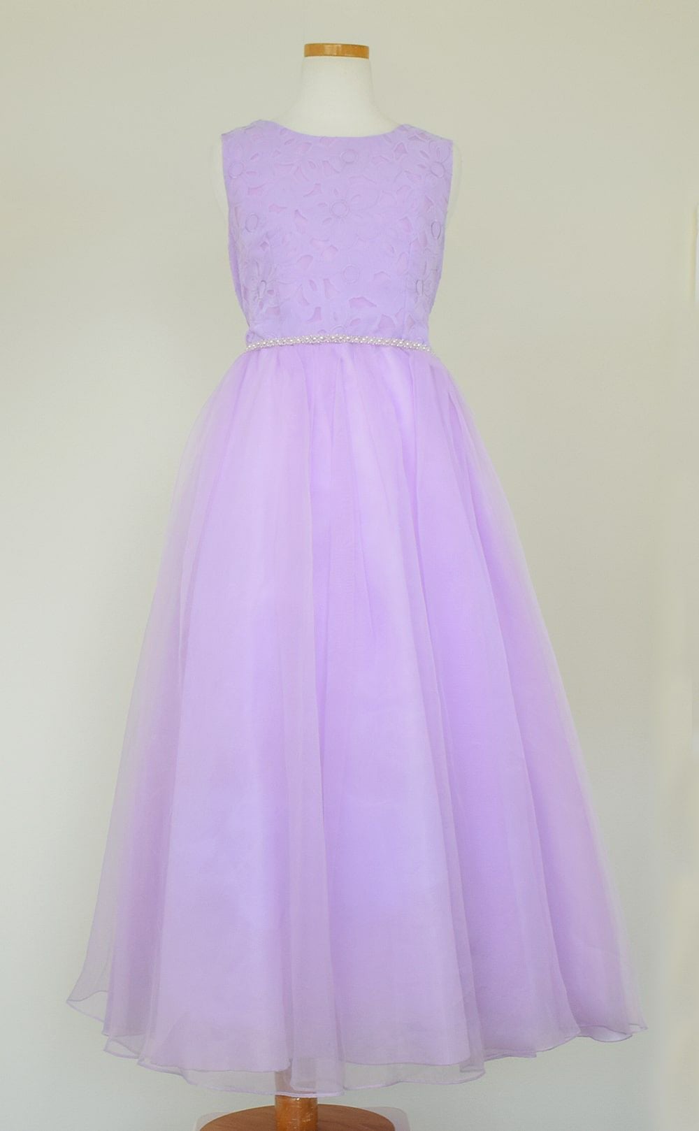 ピアノ発表会や結婚式にぴったりのカラーの女の子用キッズドレス。シンプルで美しいシルエットが魅力のAngel's Closetの子供ドレス レンタル商品（【レンタル】エレガントフラワーパターンレース&オーガンジーロングドレス(JK3580)ラベンダー）｜画像3