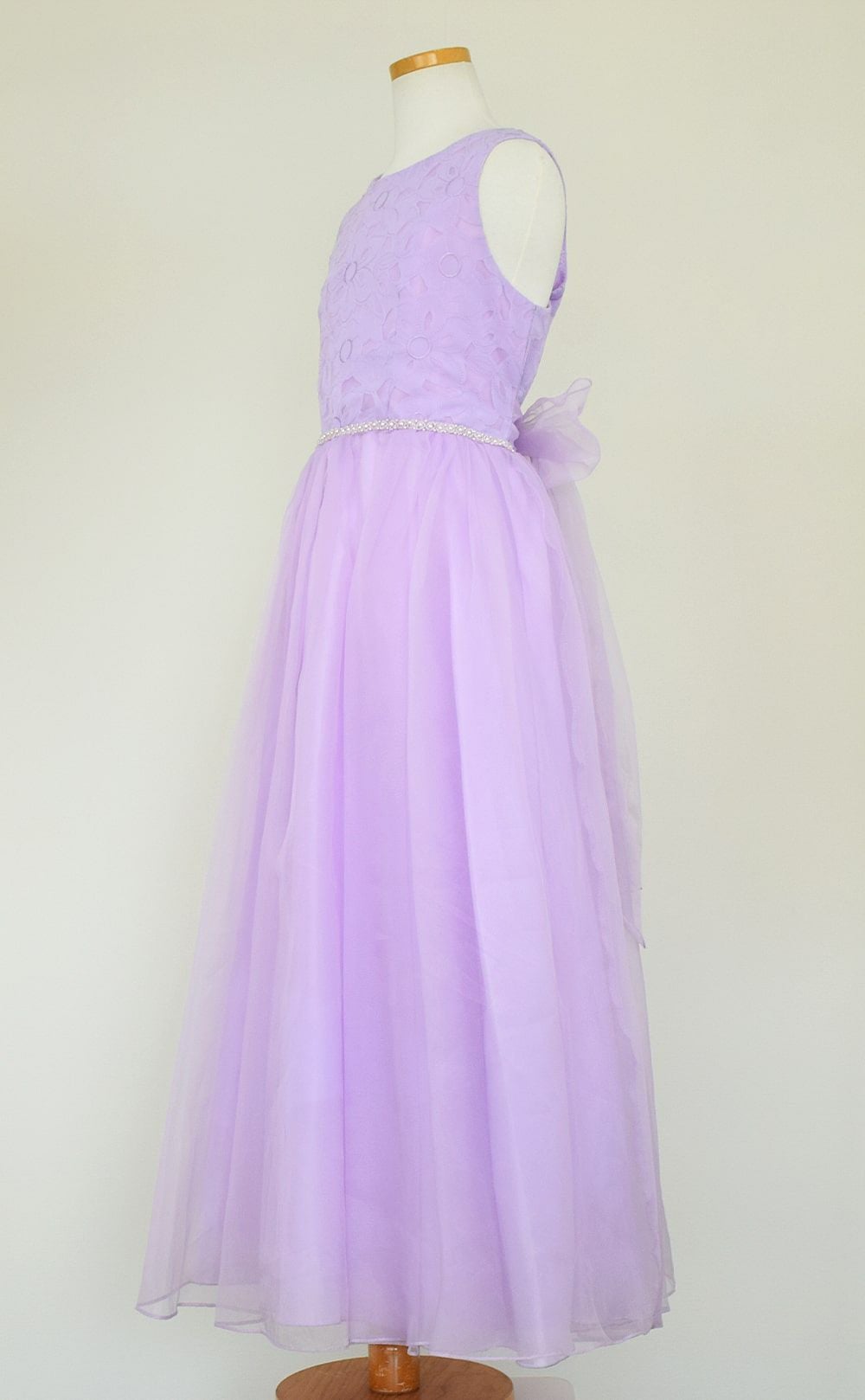 ピアノ発表会や結婚式にぴったりのカラーの女の子用キッズドレス。シンプルで美しいシルエットが魅力のAngel's Closetの子供ドレス レンタル商品（【レンタル】エレガントフラワーパターンレース&オーガンジーロングドレス(JK3580)ラベンダー）｜画像4