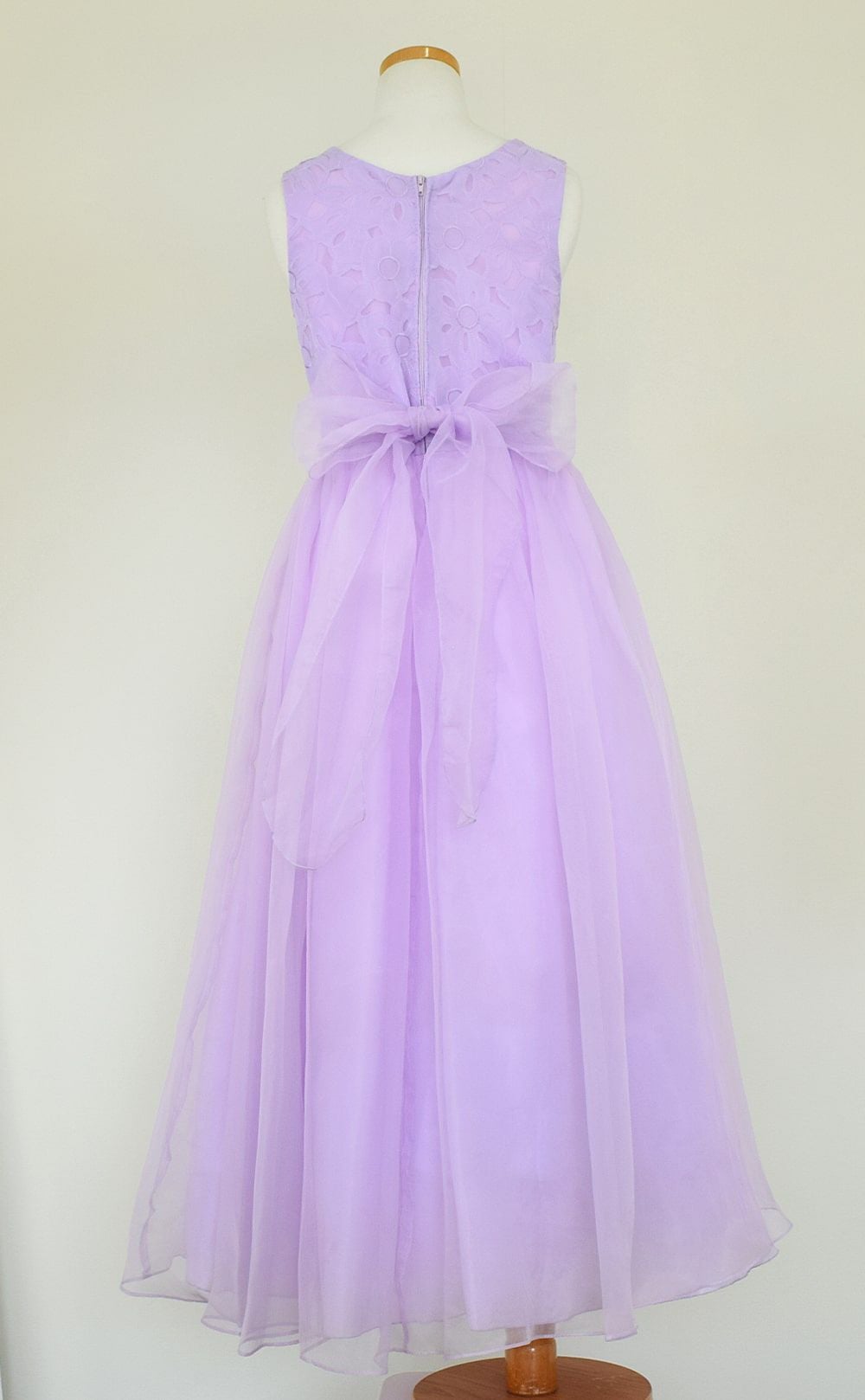 ピアノ発表会や結婚式にぴったりのカラーの女の子用キッズドレス。シンプルで美しいシルエットが魅力のAngel's Closetの子供ドレス レンタル商品（【レンタル】エレガントフラワーパターンレース&オーガンジーロングドレス(JK3580)ラベンダー）｜画像5