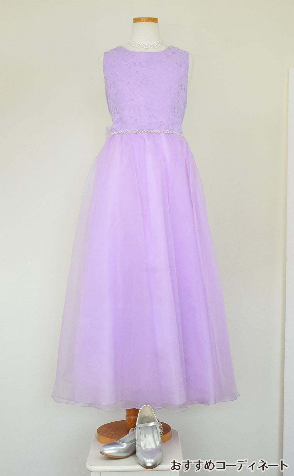 ピアノ発表会や結婚式にぴったりのカラーの女の子用キッズドレス。シンプルで美しいシルエットが魅力のAngel's Closetの子供ドレス レンタル商品（【レンタル】エレガントフラワーパターンレース&オーガンジーロングドレス(JK3580)ラベンダー）｜画像8