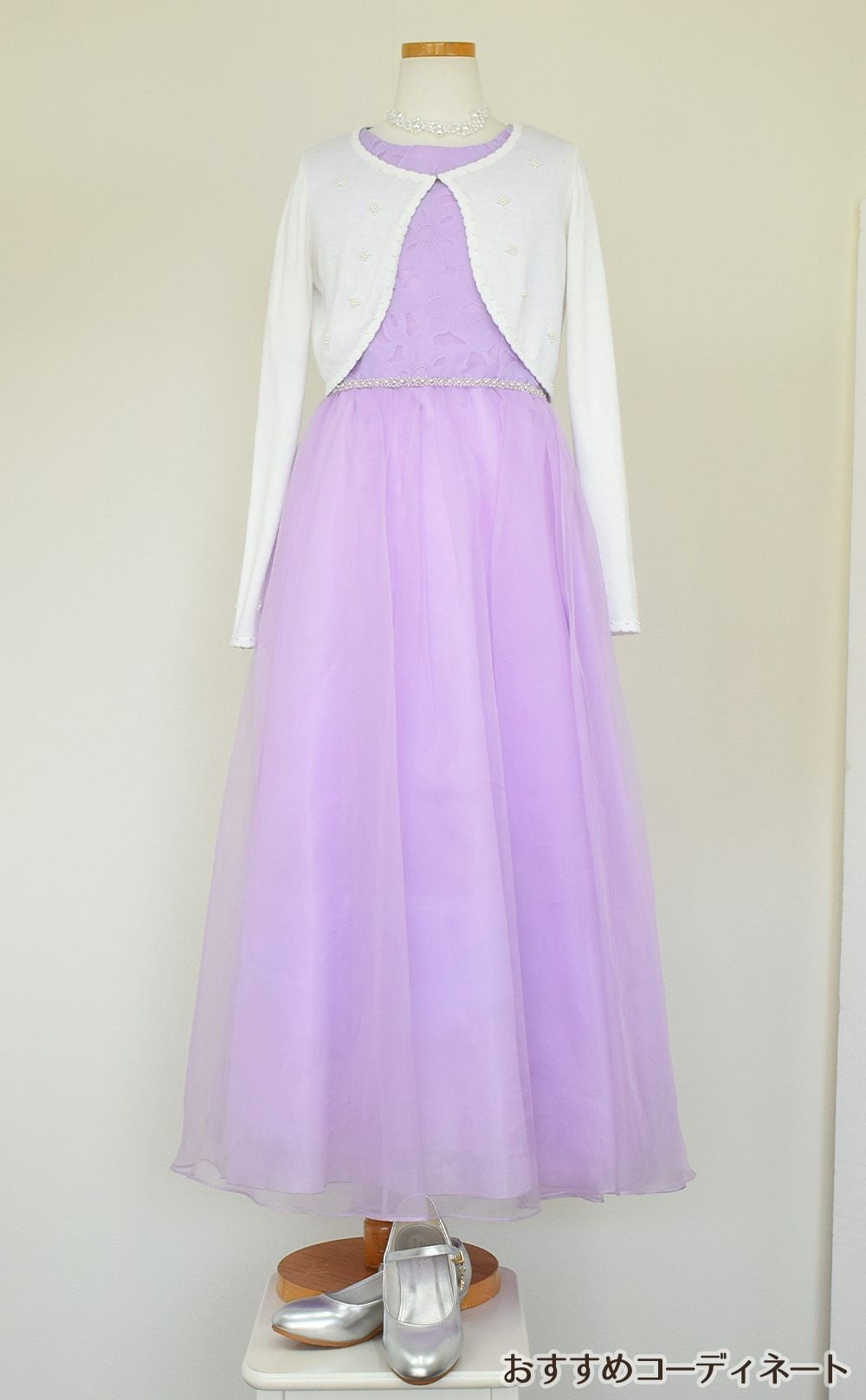 ピアノ発表会や結婚式にぴったりのカラーの女の子用キッズドレス。シンプルで美しいシルエットが魅力のAngel's Closetの子供ドレス レンタル商品（【レンタル】エレガントフラワーパターンレース&オーガンジーロングドレス(JK3580)ラベンダー）｜画像10
