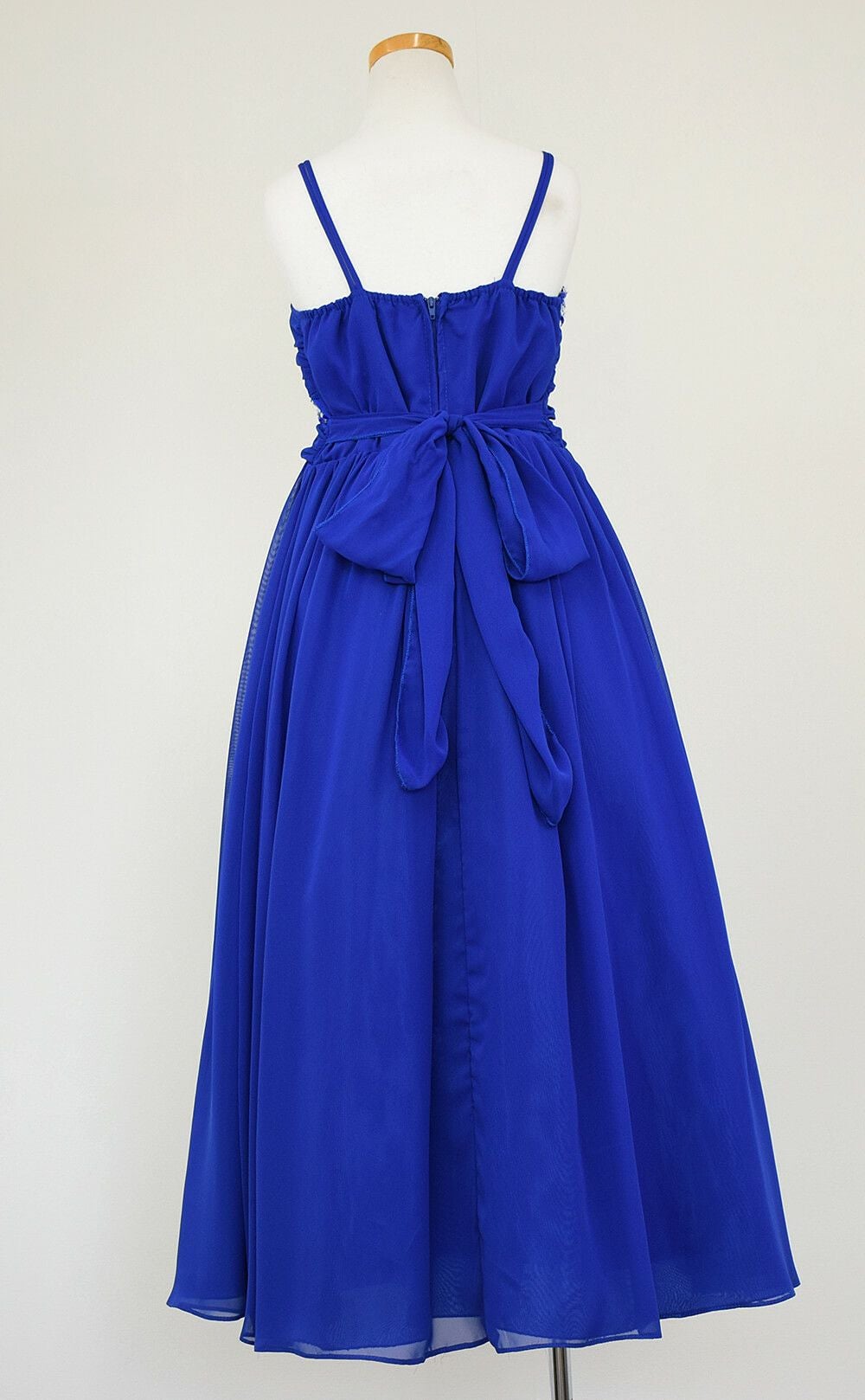 ピアノ発表会や結婚式にぴったりのブルーカラーの女の子用キッズドレス。シンプルで美しいシルエットが魅力のAngel's Closetの子供ドレス レンタル商品（【レンタル】ジュエルストーン＆クリスクロスストラップシフォンドレス(JK3556)ロイヤルブルー）｜画像5