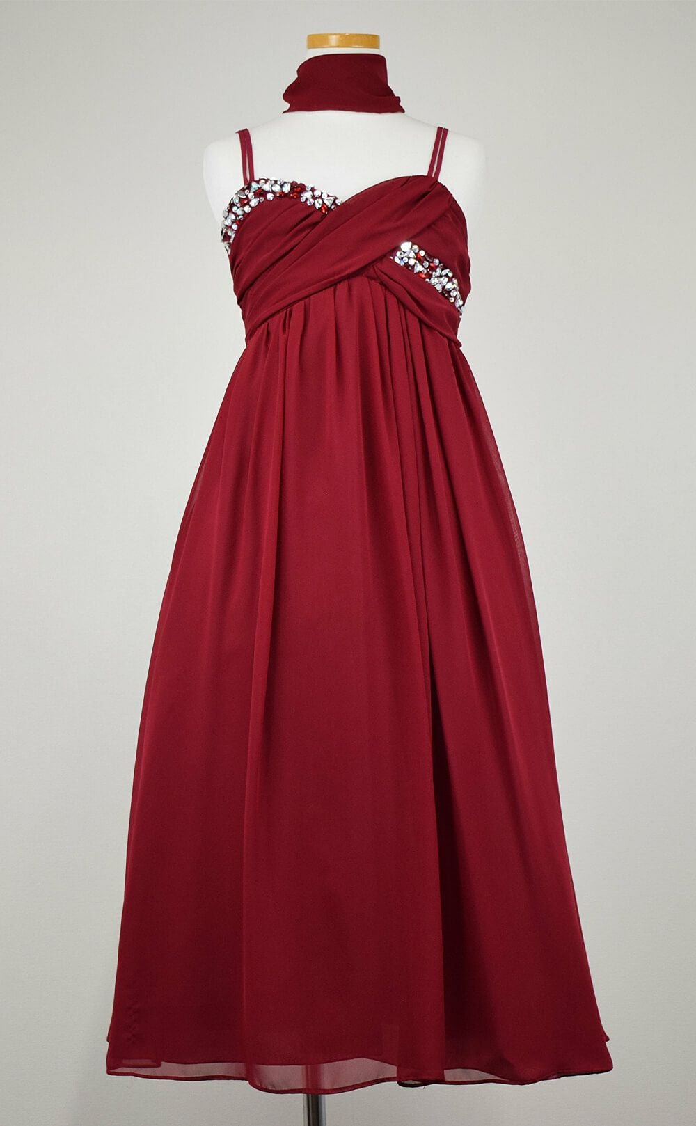 ピアノ発表会や結婚式にぴったりのカラーの女の子用キッズドレス。シンプルで美しいシルエットが魅力のAngel's Closetの子供ドレス レンタル商品（【レンタル】ジュエルストーン＆クリスクロスストラップシフォンドレス(JK3556)バーガンディー）｜画像3