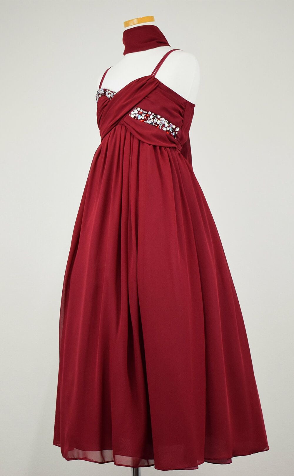 ピアノ発表会や結婚式にぴったりのカラーの女の子用キッズドレス。シンプルで美しいシルエットが魅力のAngel's Closetの子供ドレス レンタル商品（【レンタル】ジュエルストーン＆クリスクロスストラップシフォンドレス(JK3556)バーガンディー）｜画像4