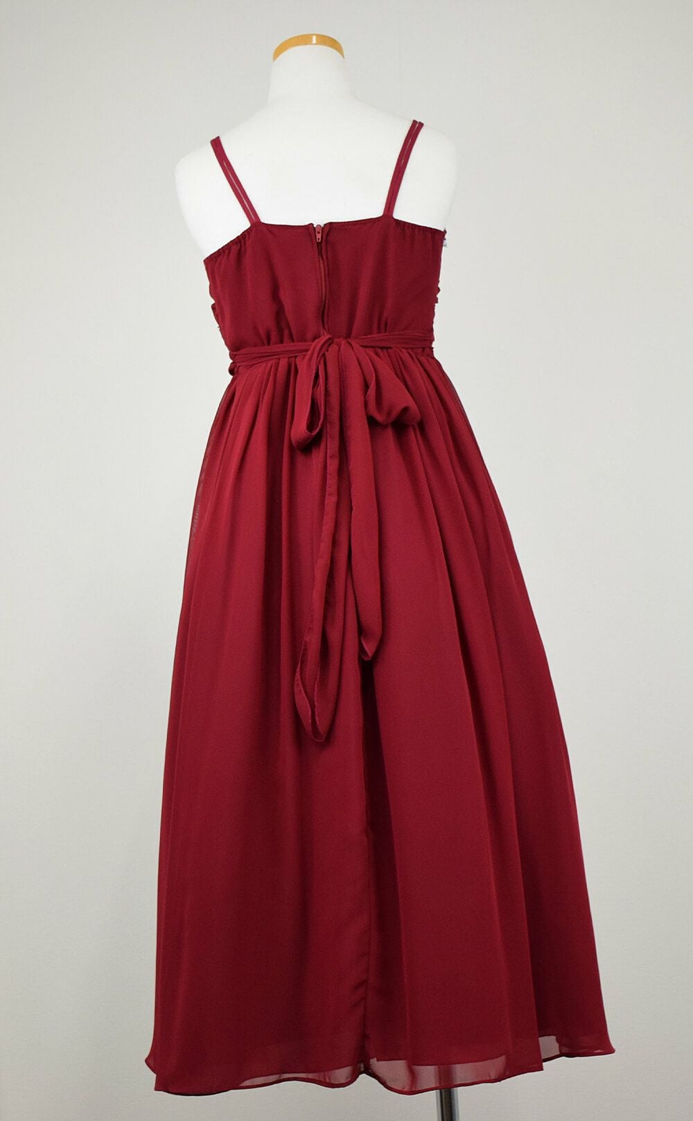 ピアノ発表会や結婚式にぴったりのカラーの女の子用キッズドレス。シンプルで美しいシルエットが魅力のAngel's Closetの子供ドレス レンタル商品（【レンタル】ジュエルストーン＆クリスクロスストラップシフォンドレス(JK3556)バーガンディー）｜画像5