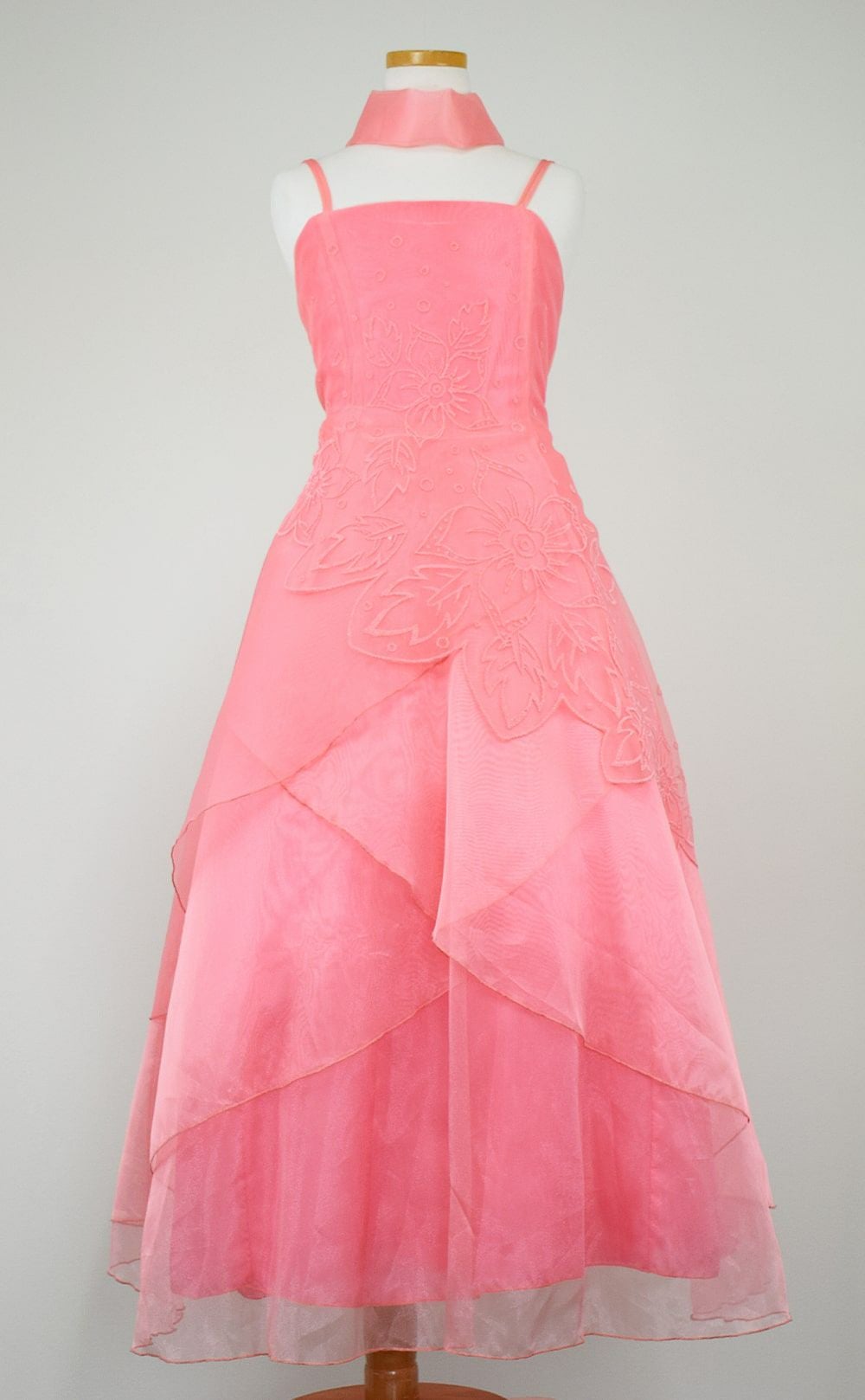 ピアノ発表会や結婚式にぴったりのカラーの女の子用キッズドレス。シンプルで美しいシルエットが魅力のAngel's Closetの子供ドレス レンタル商品（【レンタル】キャビアビーズ＆スパークルAラインオーガンジードレス(HC2007)コーラル）｜画像3