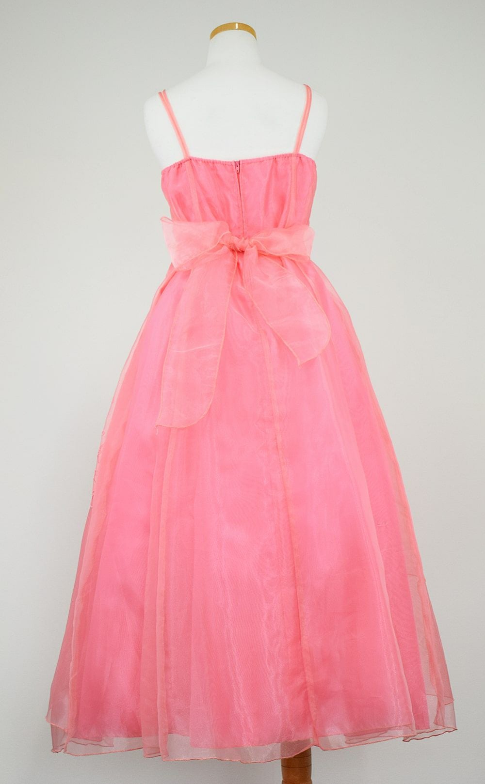 ピアノ発表会や結婚式にぴったりのカラーの女の子用キッズドレス。シンプルで美しいシルエットが魅力のAngel's Closetの子供ドレス レンタル商品（【レンタル】キャビアビーズ＆スパークルAラインオーガンジードレス(HC2007)コーラル）｜画像5