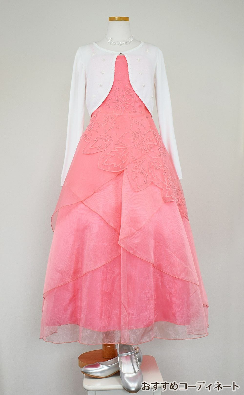 ピアノ発表会や結婚式にぴったりのカラーの女の子用キッズドレス。シンプルで美しいシルエットが魅力のAngel's Closetの子供ドレス レンタル商品（【レンタル】キャビアビーズ＆スパークルAラインオーガンジードレス(HC2007)コーラル）｜画像10