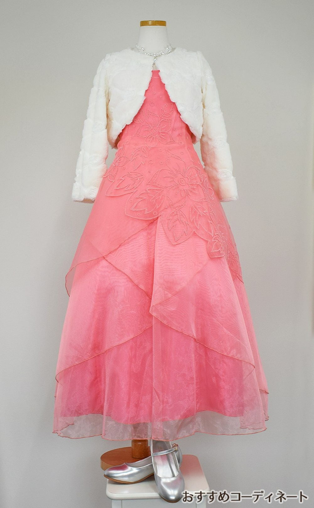 ピアノ発表会や結婚式にぴったりのカラーの女の子用キッズドレス。シンプルで美しいシルエットが魅力のAngel's Closetの子供ドレス レンタル商品（【レンタル】キャビアビーズ＆スパークルAラインオーガンジードレス(HC2007)コーラル）｜画像11